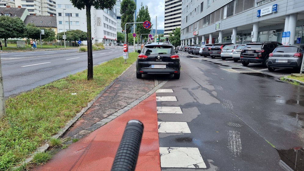 In der Wildbergstraße in Urfahr parkte jemand mitten auf dem Rad- und Gehweg.