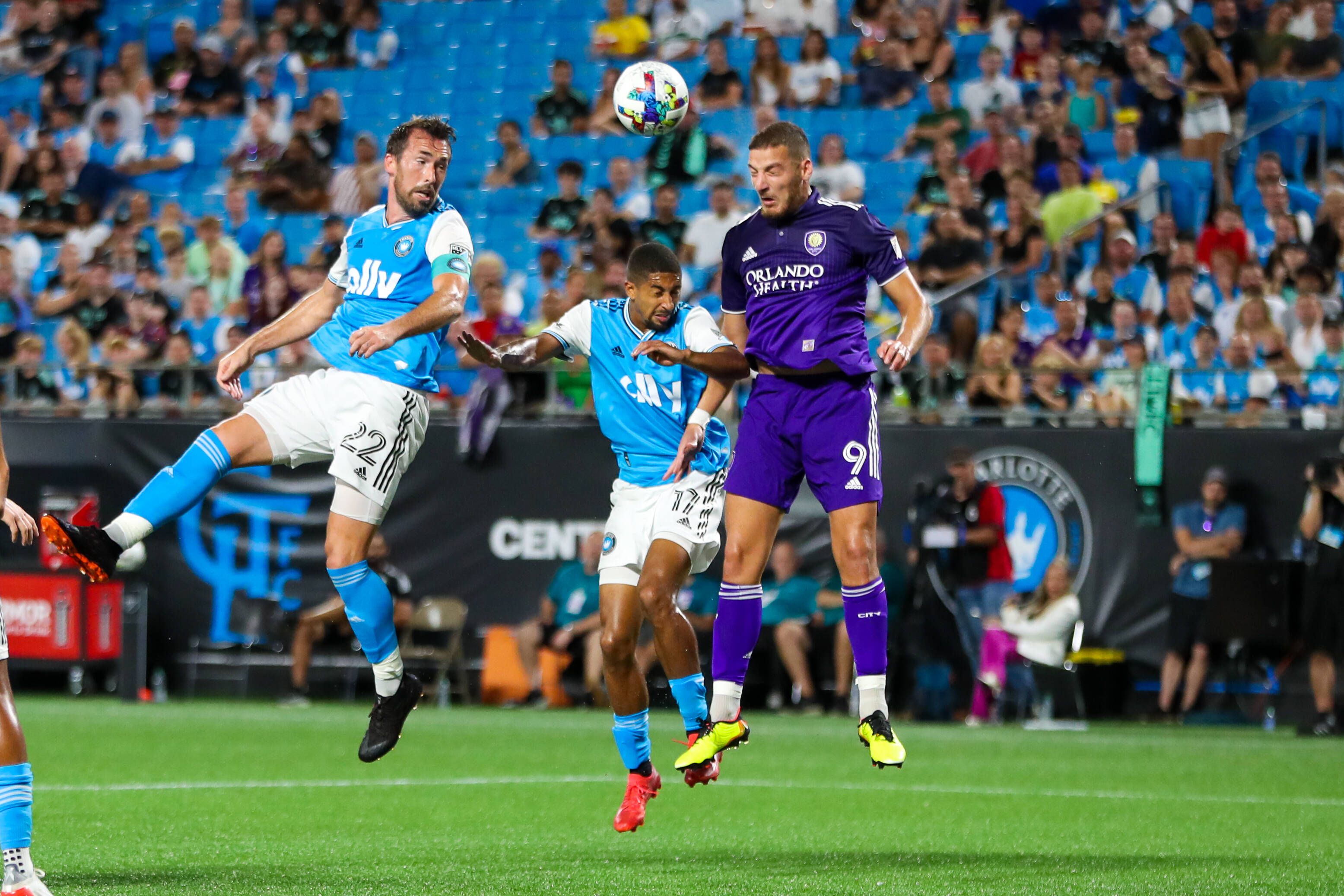 Ercan Kara (r.) im Luftkampf mit Fuchs (l.)