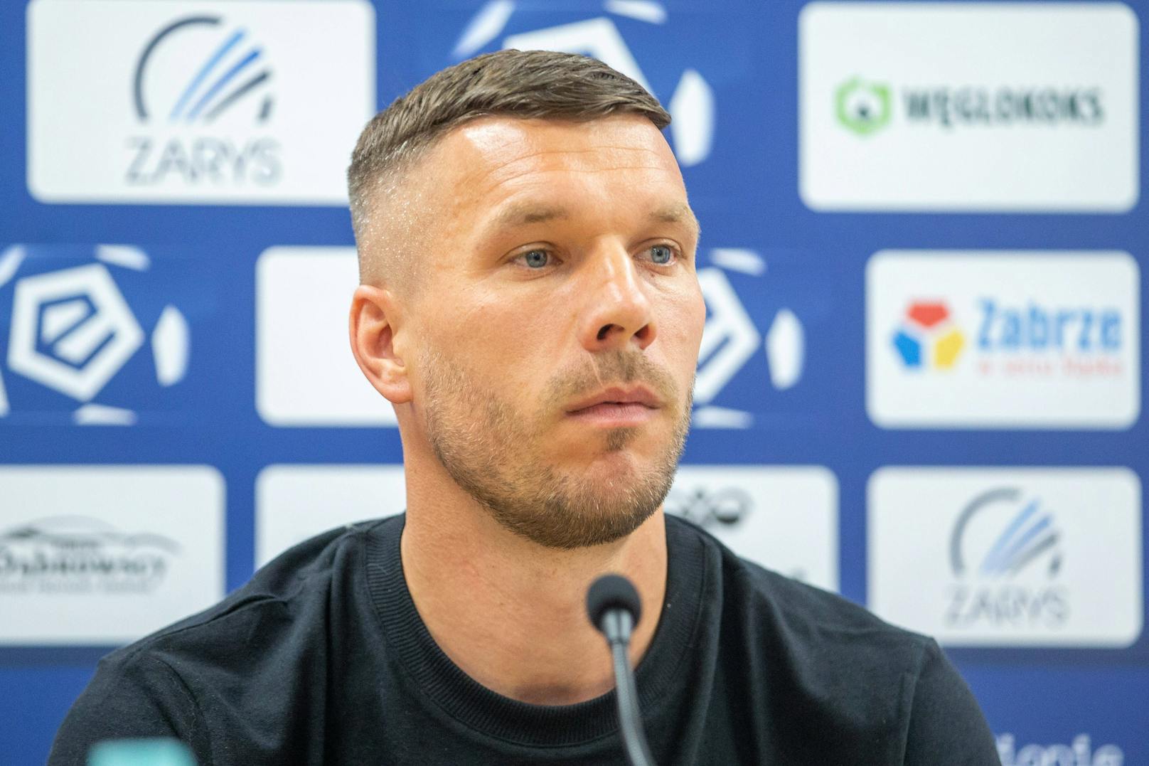 Lukas Podolski teilt gegen den Video-Referee aus. 