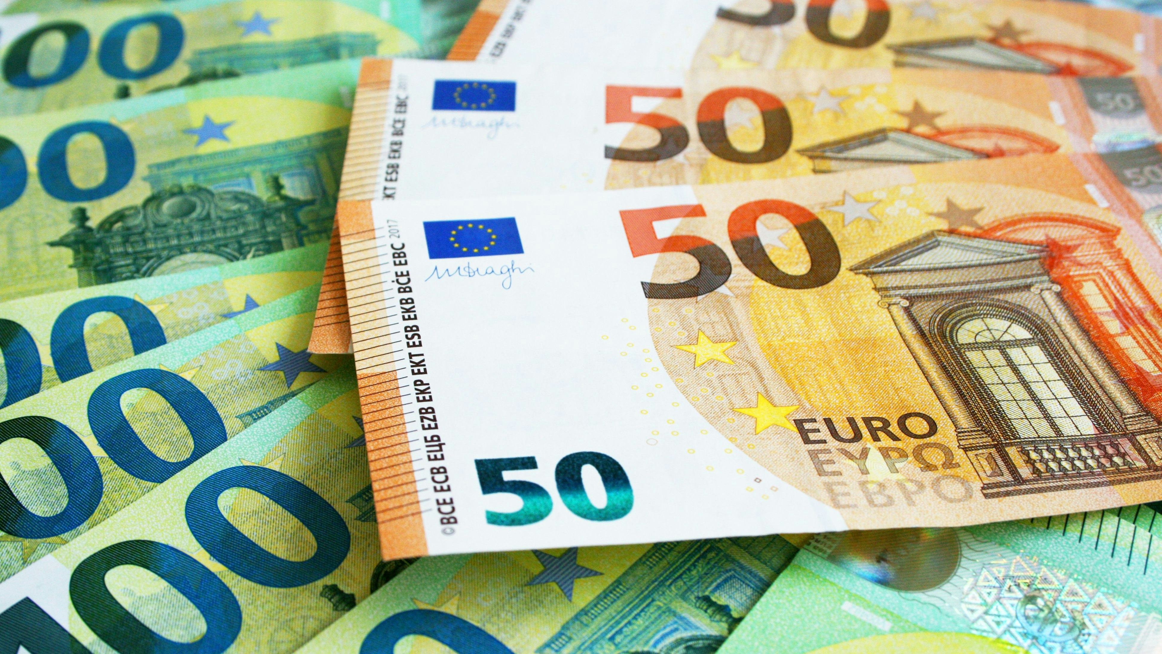 Jeder Erwachsene erhält 500 Euro (250 Euro Klimabonus und 250 Euro Krisenbonus) und jedes Kind 250 Euro.