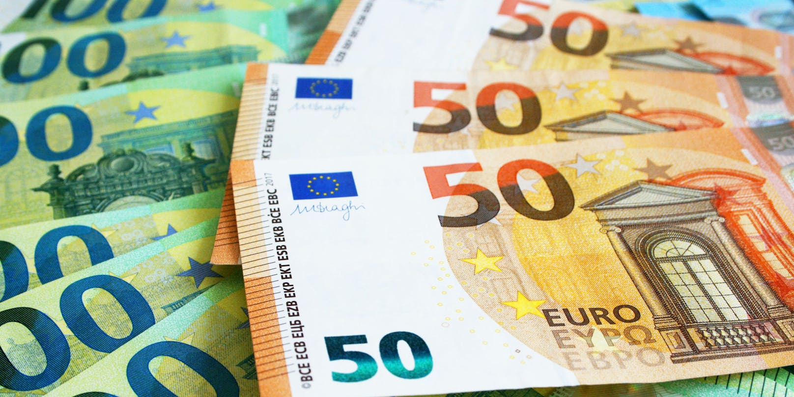 Jeder Erwachsene erhält 500 Euro (250 Euro Klimabonus und 250 Euro Krisenbonus) und jedes Kind 250 Euro.