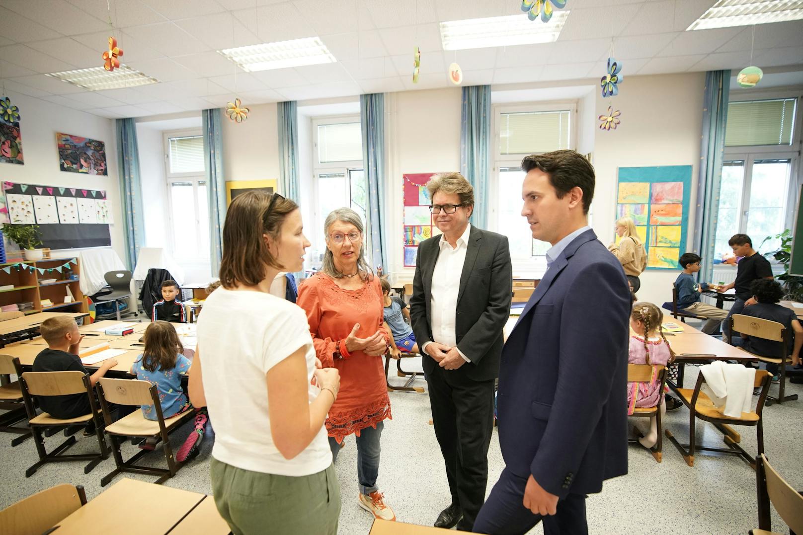Bildungsminister Martin Polaschek und der Wiener Vizebürgermeister Christoph Wiederkehr besuchten eine Schule in Wien.