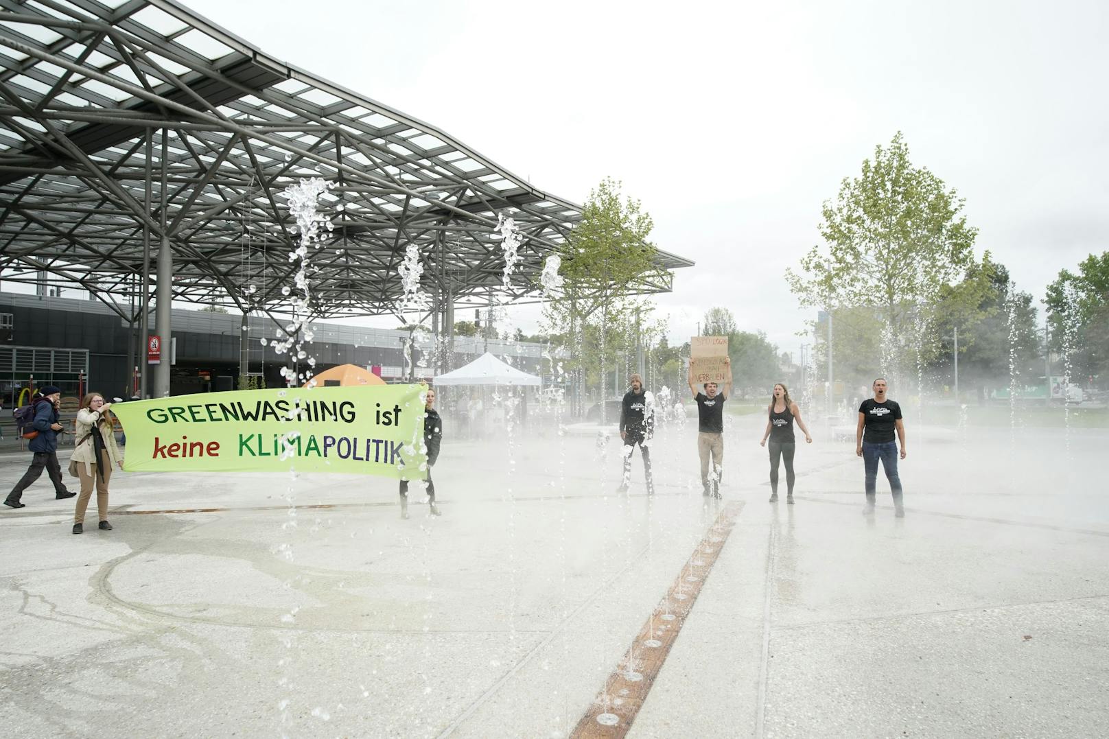 Als der neue Wasserbrunnen aktiviert wurde, nutzten die Aktivisten das für einen weiteren Auftritt.