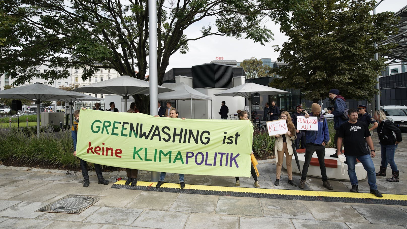 Klimaaktivisten von "Lobau bleibt" störten die Eröffnung des neugestalteten Pratersterns in Wien.