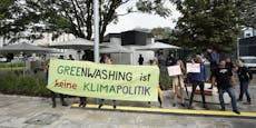 Klimaaktivisten stören Eröffnung am Wiener Praterstern