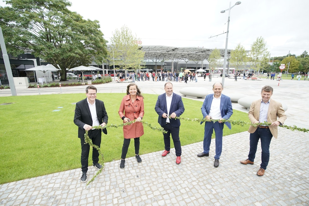 Klimastadtrat Jürgen Czernohorszky, Planungsstadträtin Ulli Sima, Bezirksvorsteher Alexander Nikolai, NEOS Gemeinderat Stefan Gara und Franz Hammerschmid von der ÖBB-Infrastruktur AG (v.li.) eröffneten den neugestalteten Praterstern.