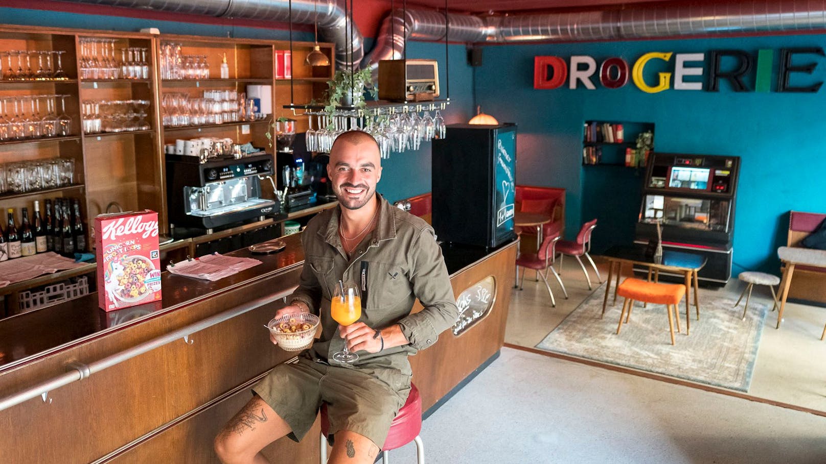 In der Wiener Retro-Bar "Drogerie" von Nicolas Spehr sollen sich Gäste wie im eigenen Wohnzimmer fühlen.