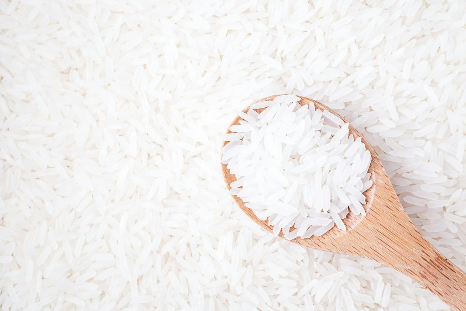 Weißer polierter Reis ist zwar nicht die gesündeste Version vom Getreidekorn, allerdings kann dieser über mehrere Monate gelagert werden. Naturreis ist hochwertiger, wird aber leichter von Keimen befallen.