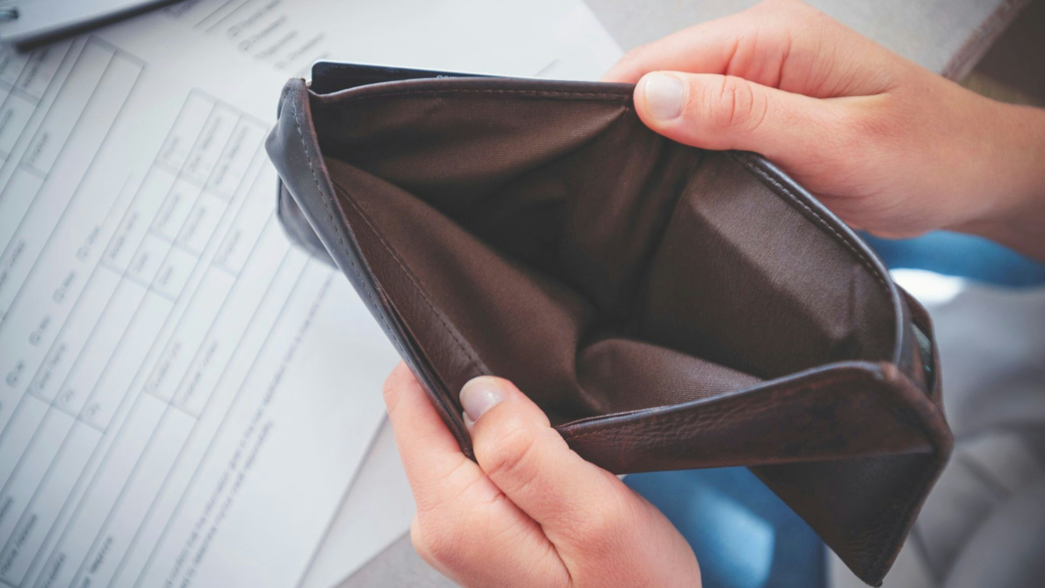 Leere Geldbörse am Ende des Monats – viele Österreicher haben keine Rücklagen für unvorhergesehene Ausgaben.