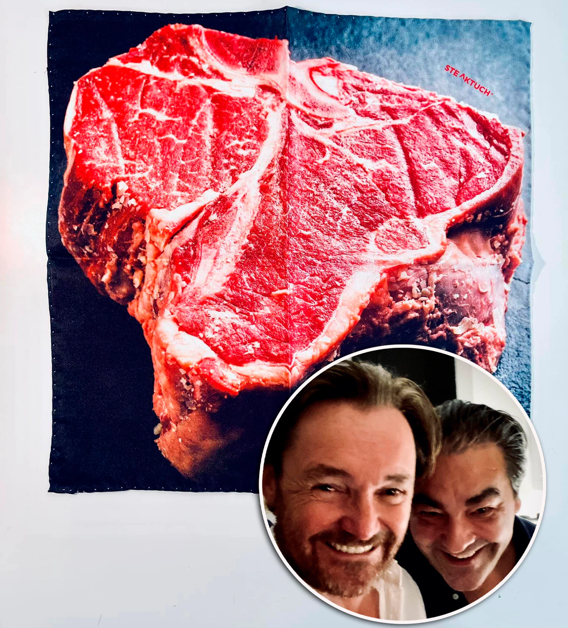 Sein erstes "Steaktuch" schenkte Gastronom Friso Schopper (li.) Starkoch Juan Amador (re.)