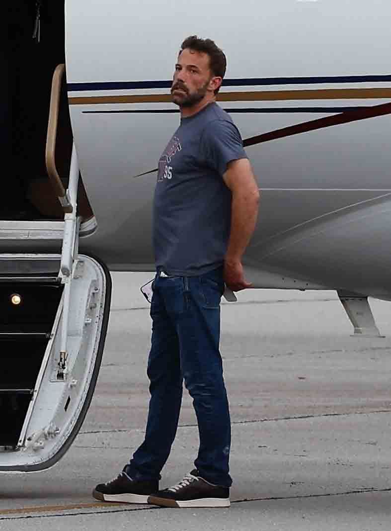 Ben Affleck am Flughafen vor dem Privatjet.