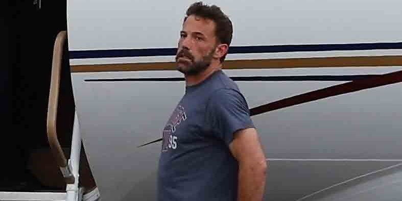 Ben Affleck am Flughafen vor dem Privatjet.