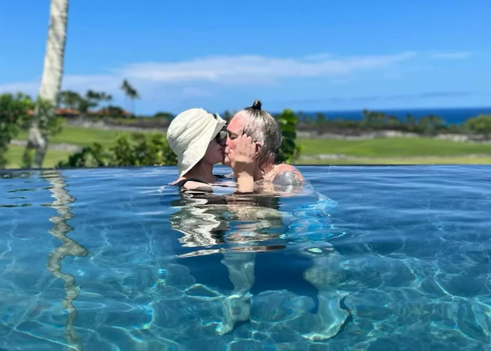 Ozzy Osbourne und seine Sharon küssen sich im Pool wie Teenager. Süß!