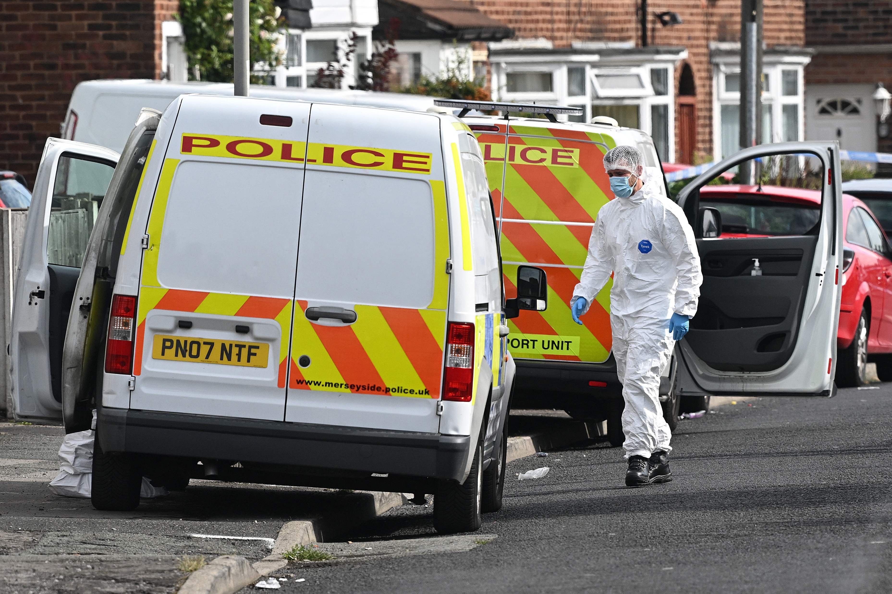 Download von www.picturedesk.com am 23.08.2022 (13:35).  A member of the British Police scientific support unit walks outside a house in the Knotty Ash area in Liverpool on August 23, 2022 after a 9-year-old girl was shot dead overnight by a gunman. (Photo by Paul ELLIS / AFP) - 20220823_PD1444 - Rechteinfo: Rights Managed (RM) Nur für redaktionelle Nutzung! Werbliche Nutzung erfordert Freigabe: bitte schicken Sie uns eine Anfrage.