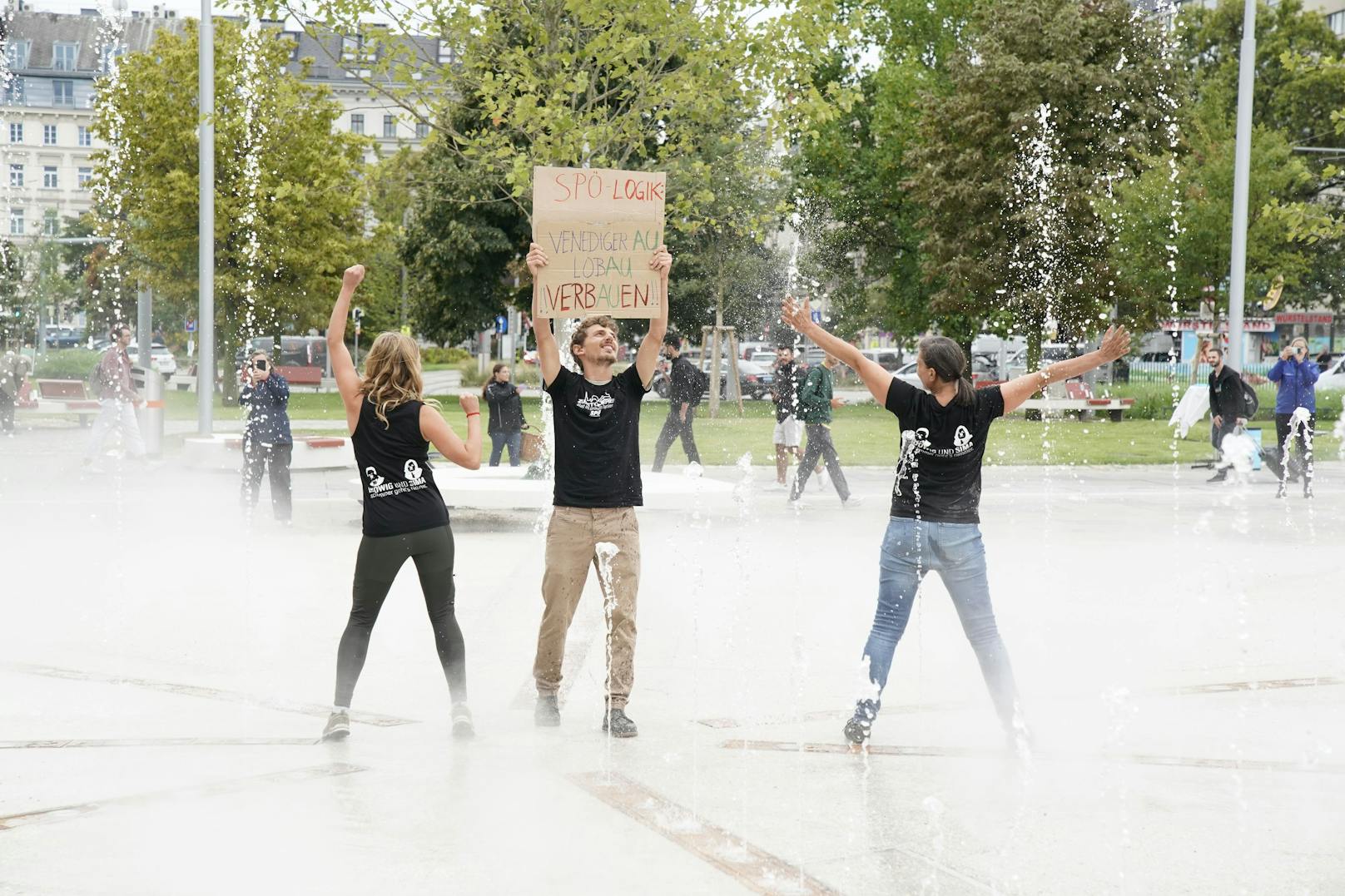 Als der neue Wasserbrunnen aktiviert wurde, nutzten die Aktivisten das für einen weiteren Auftritt.