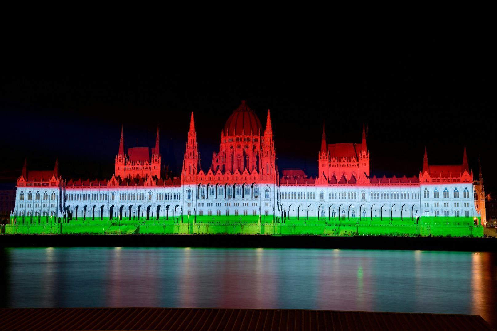Die ungarische Flagge wurde zum Nationalfeiertag auf das Parlament in Budapest projiziert. 
