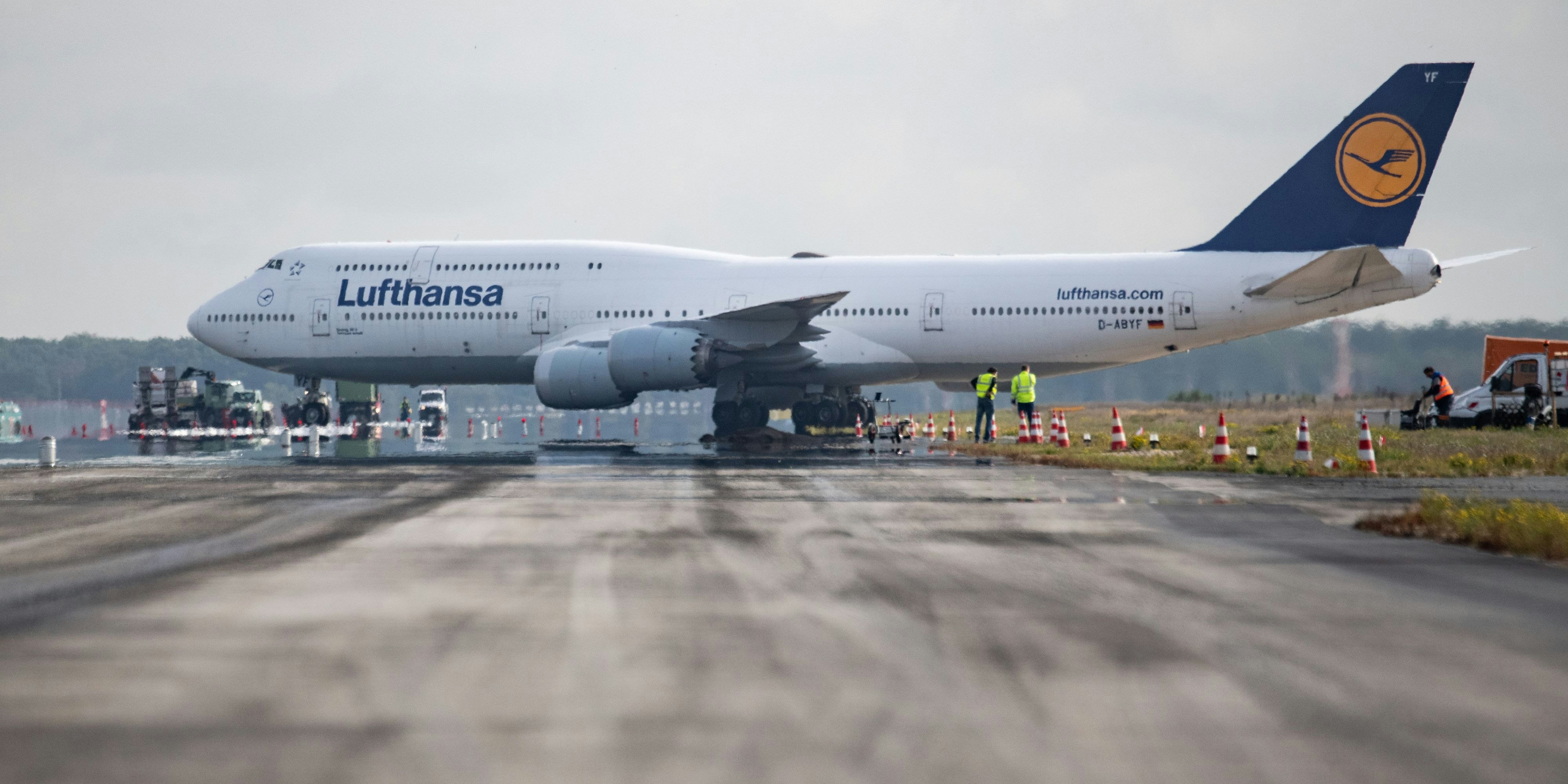Die Piloten kehrten nach 50 Minuten Flug um und landeten unplanmäßig in Boston.