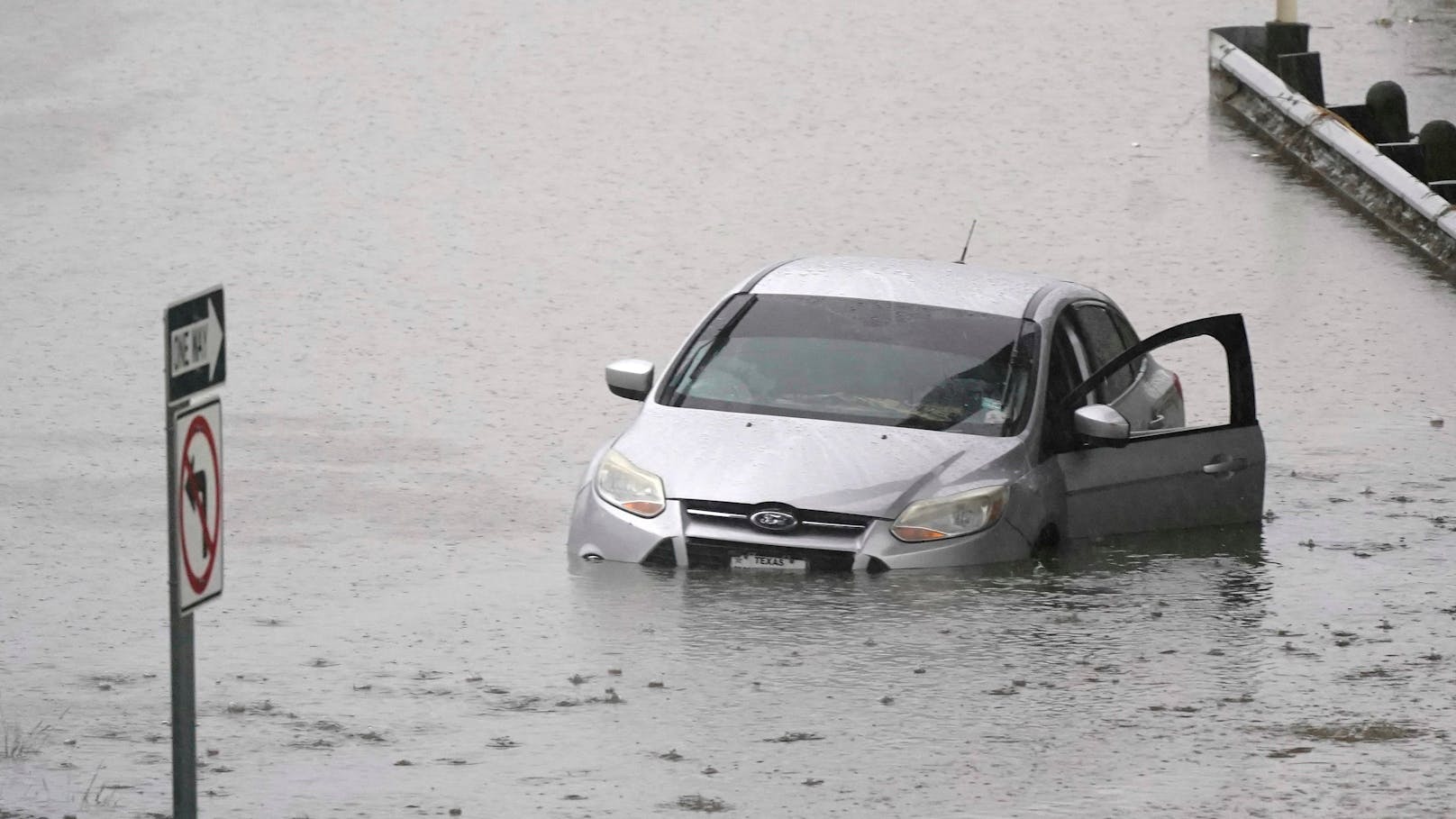 Nach starkem Regen ist es in der texanischen Metropole Dallas zu Überschwemmungen gekommen.