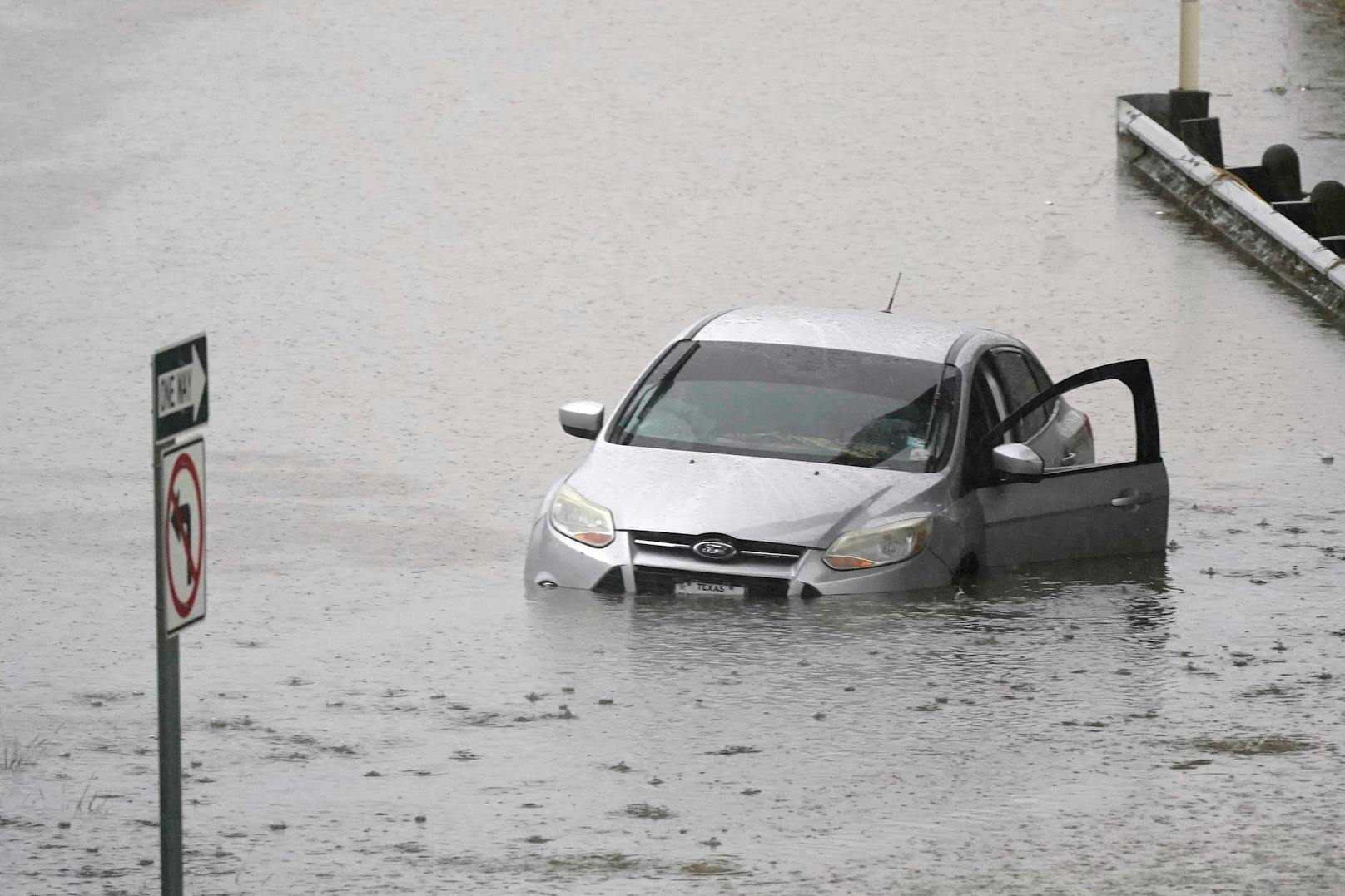Nach starkem Regen ist es in der texanischen Metropole Dallas und der Umgebung zu Überschwemmungen gekommen. 