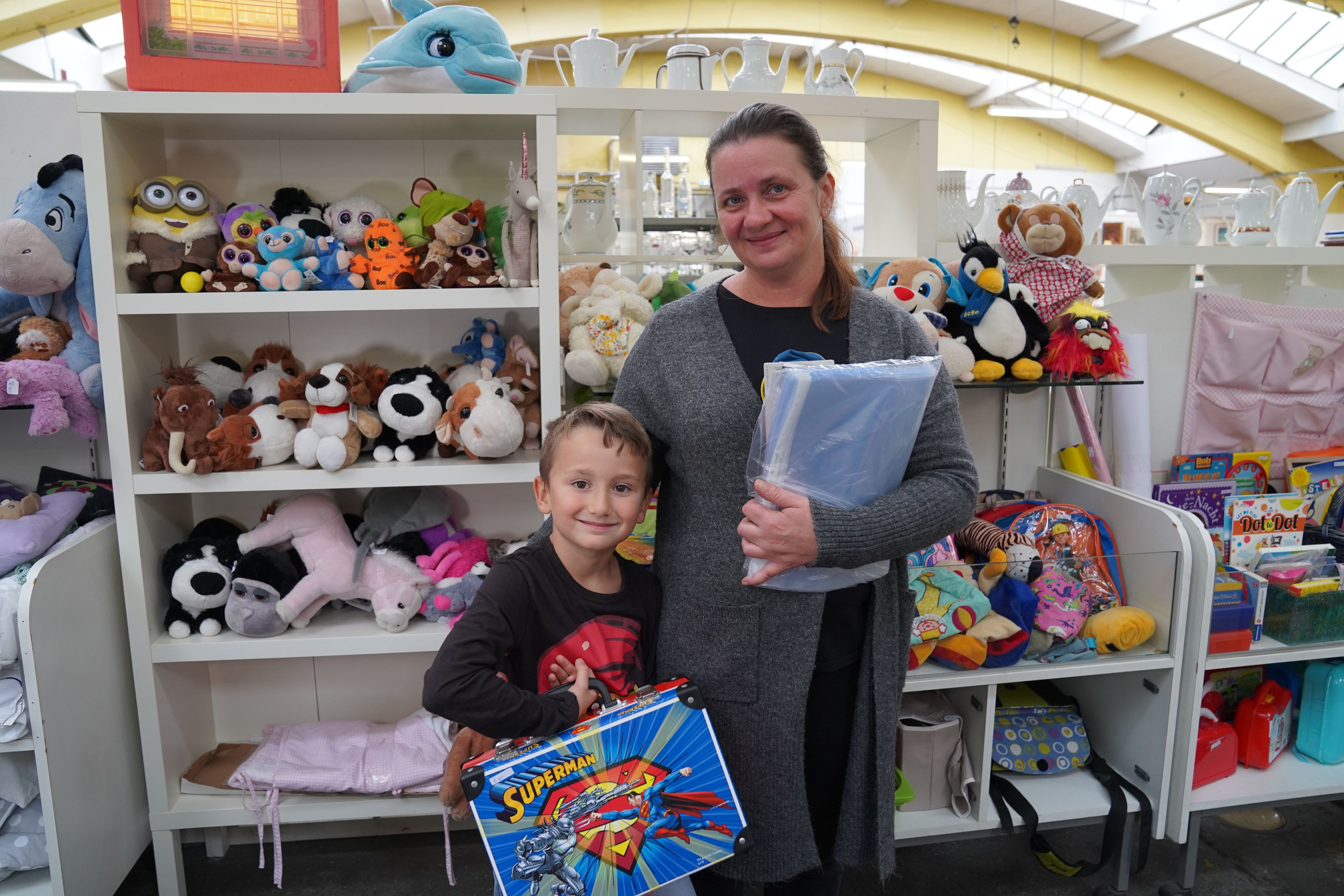 Der Schulstart kostet nicht nur Zeit und Nerven, sondern auch viel Geld, sagt Amela Bajrektarevic (45), die mit Sohn Imran (7) im Carla Mittersteig einkauft.