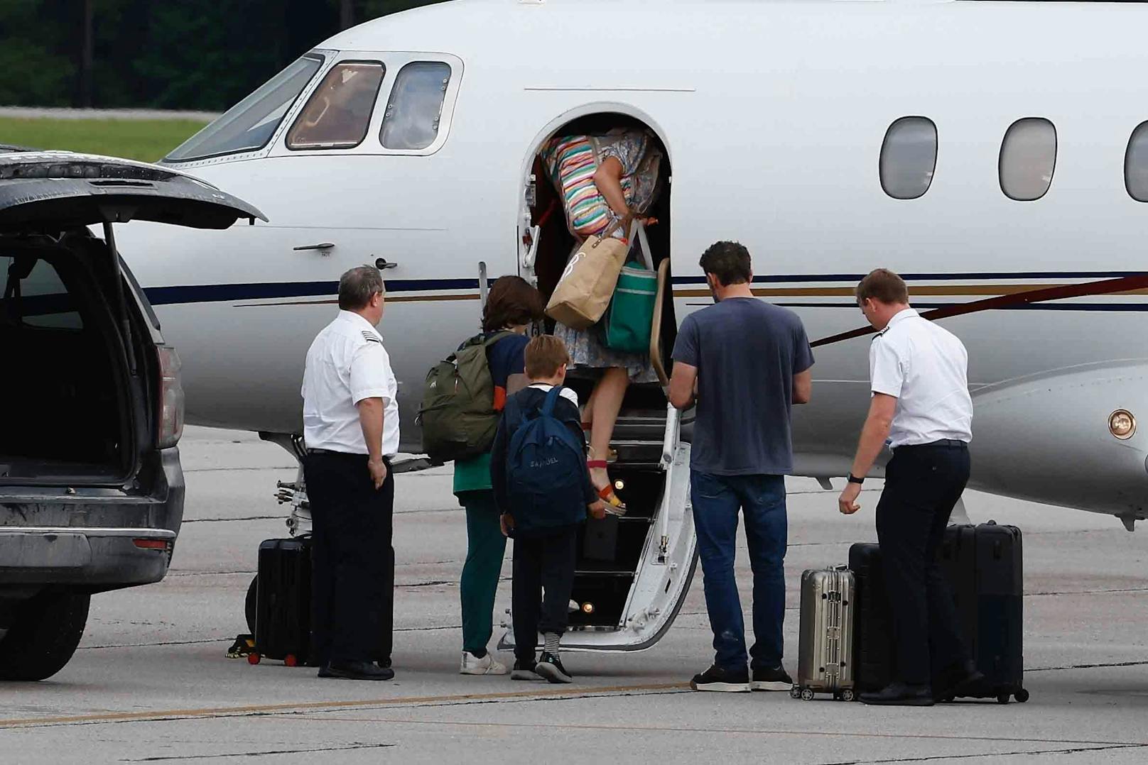 Einen Tag nach der Traumhochzeit ist Ben Affleck mit seinen Kindern am Flughafen.