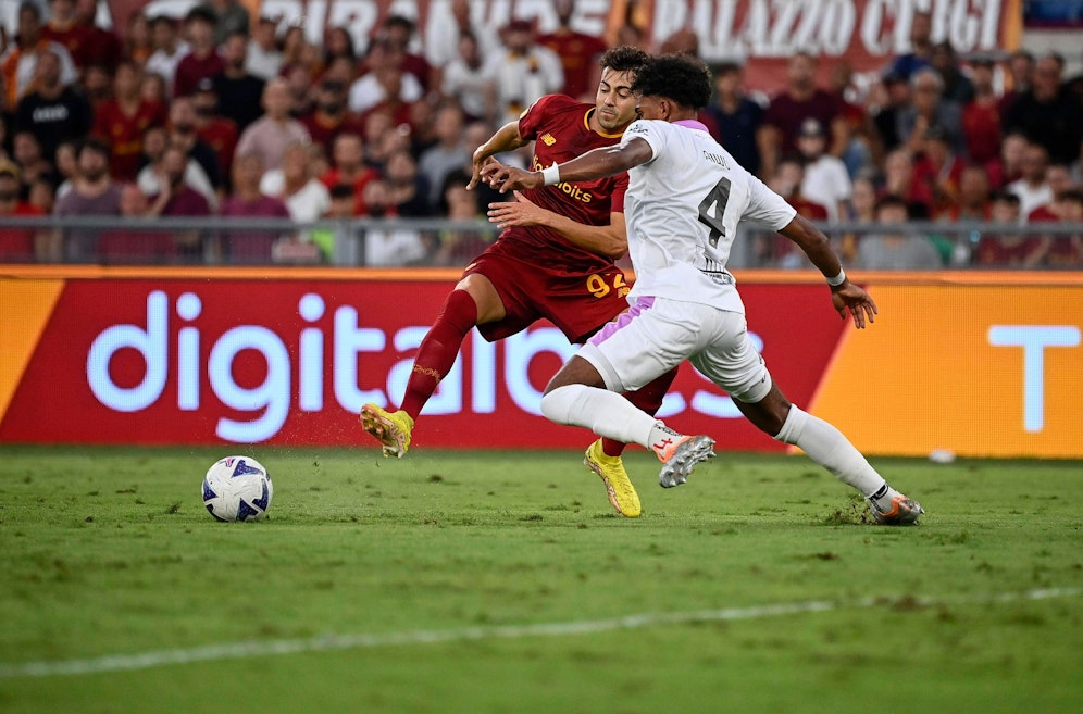 Emanuel Aiwu muss sich gegen die AS Roma mit 0:1 geschlagen geben.