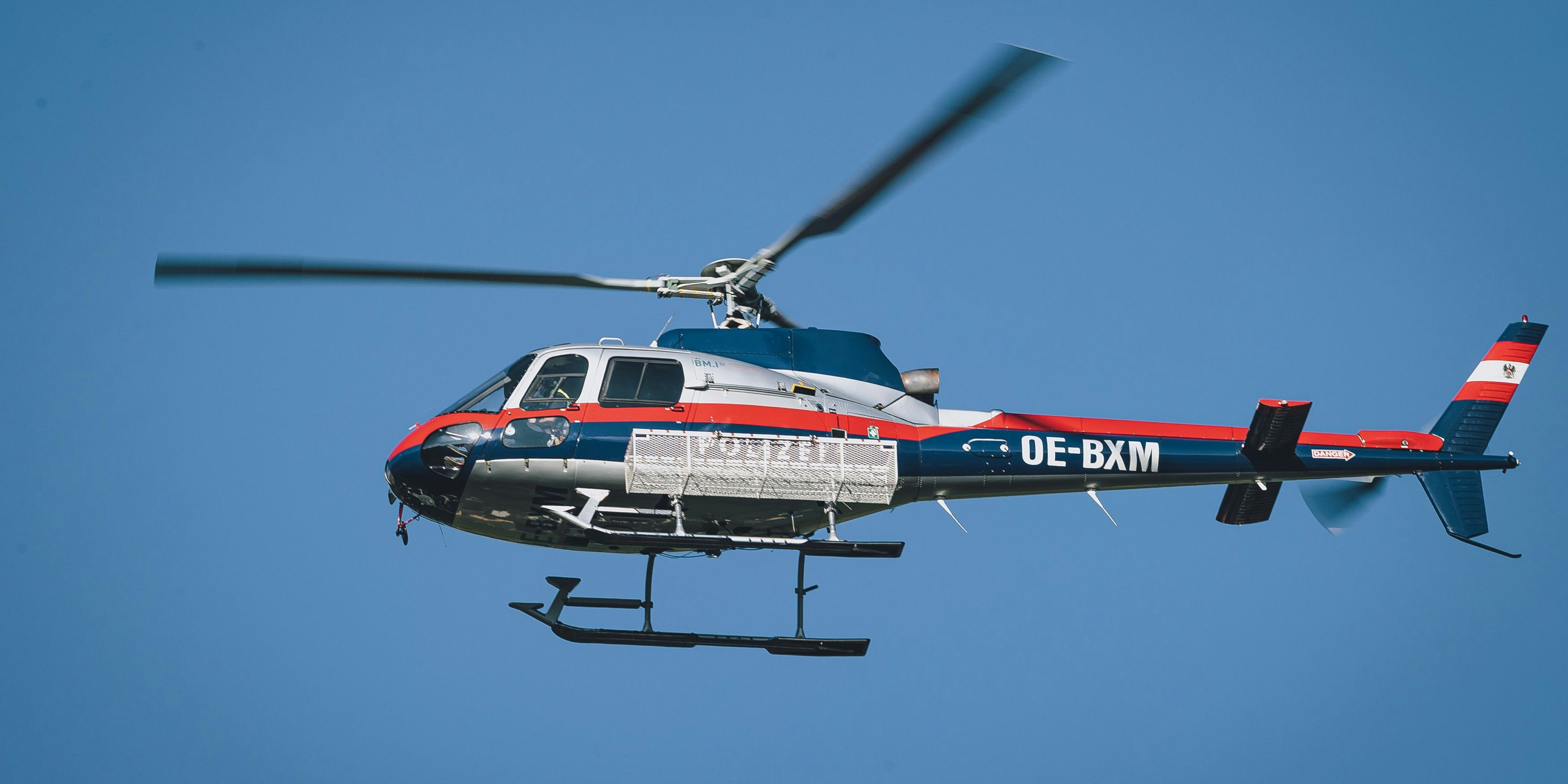 Download von www.picturedesk.com am 23.08.2022 (15:38).  07.08.2020, Kaprun, AUT, Tödlicher Alpinunfall in Uttendorf, im Bild Polizeihubschrauber // Police Helicopter over Kaprun , Austria on 2020/08/07. EXPA Pictures © 2020, PhotoCredit: EXPA/ JFK - 20200807_PD7175 - Rechteinfo: Rights Managed (RM)