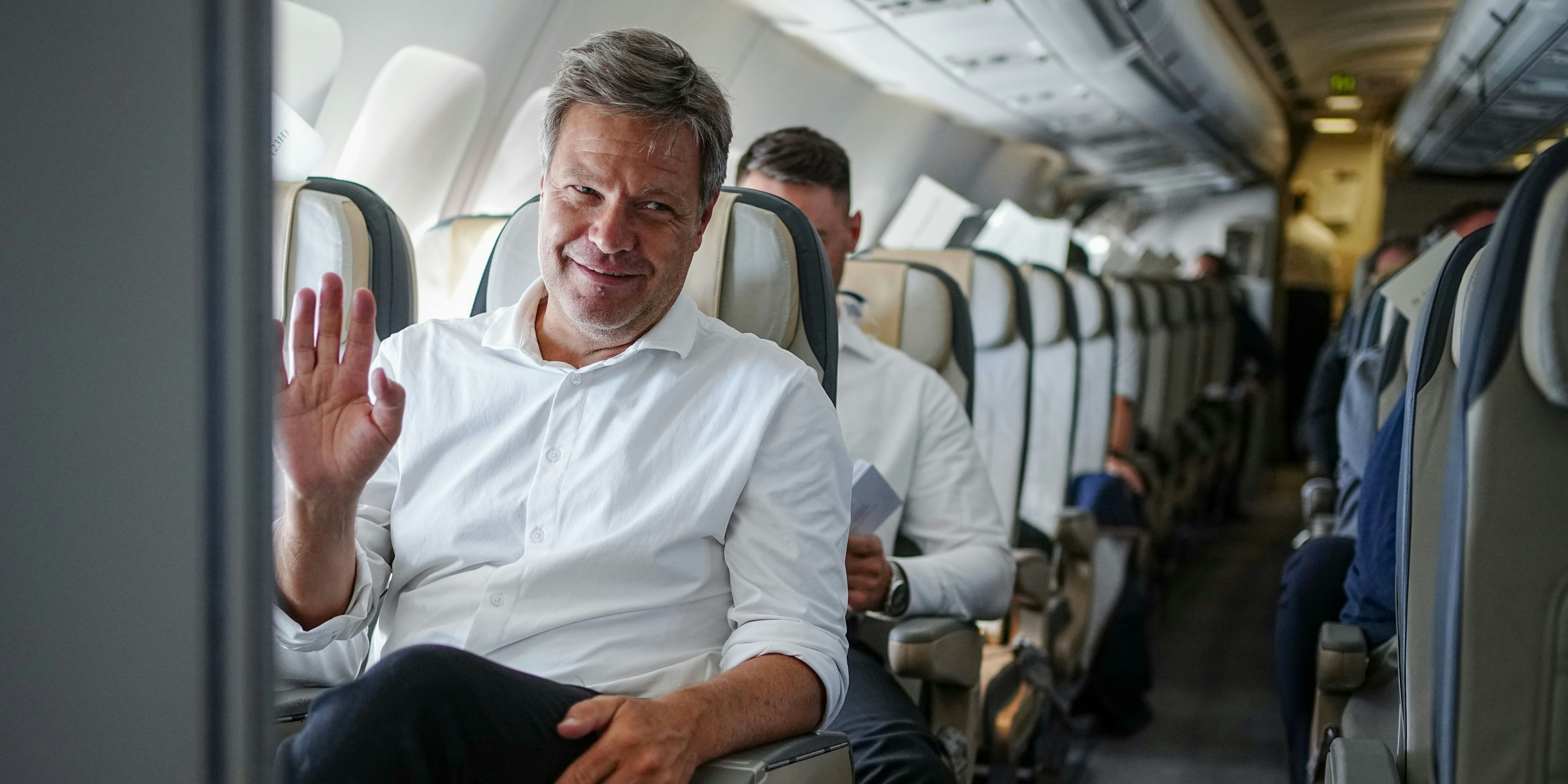 Maskenlos durch die Nacht: Vizekanzler Robert Habeck.