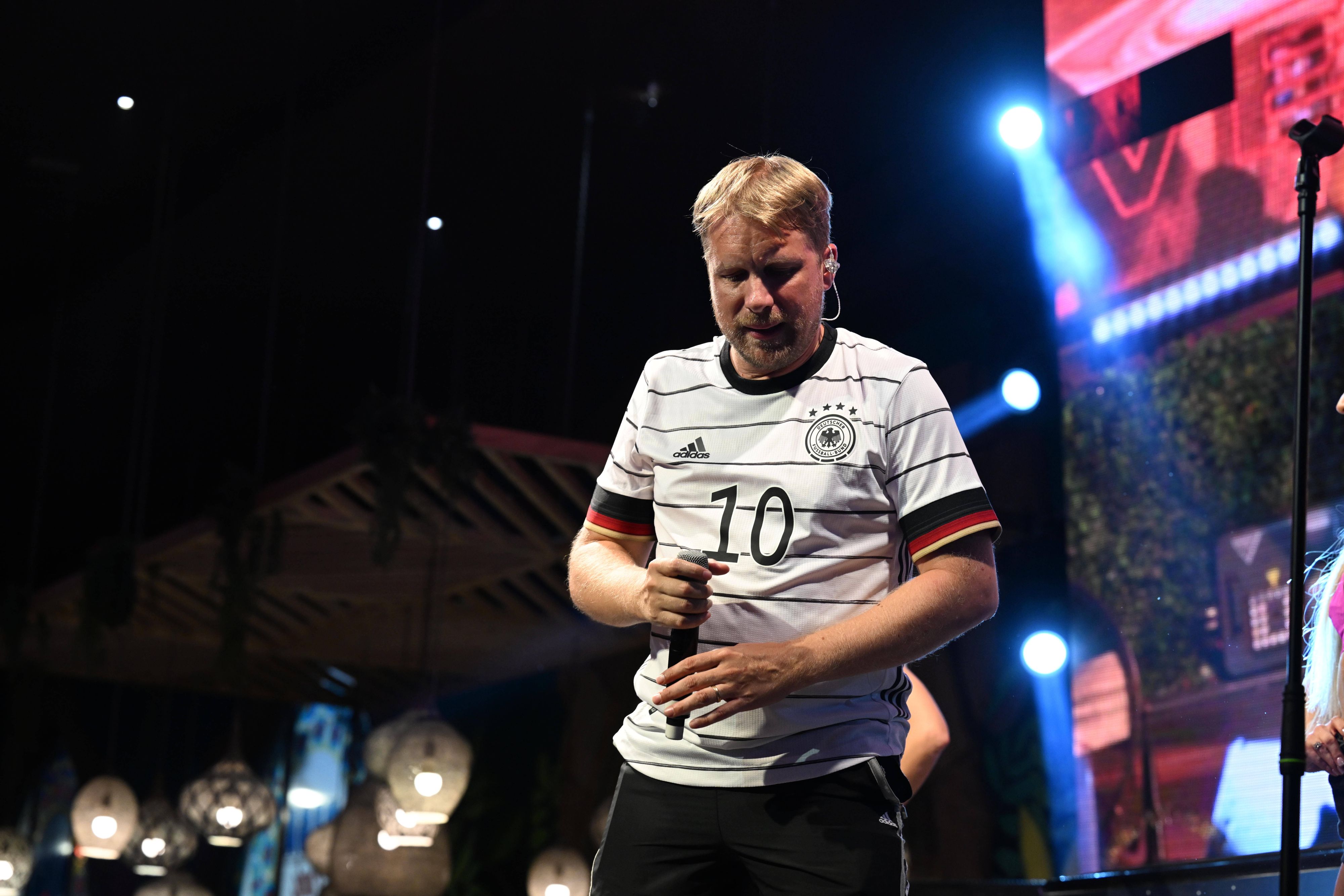 Oliver Pocher performt sein WM-Lied im Megapark.