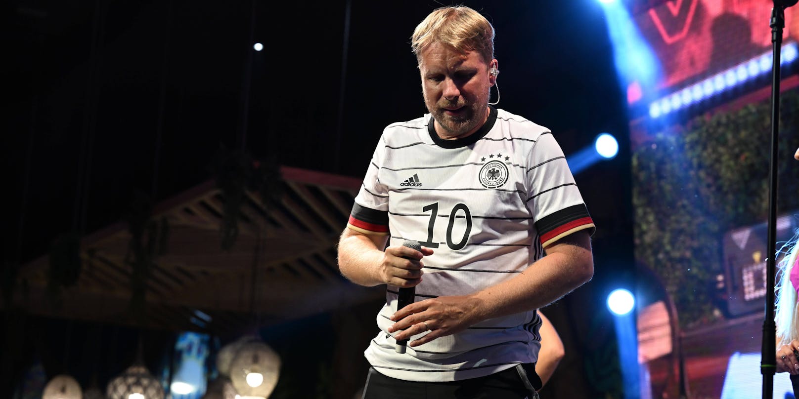 Oliver Pocher performt sein WM-Lied im Megapark.