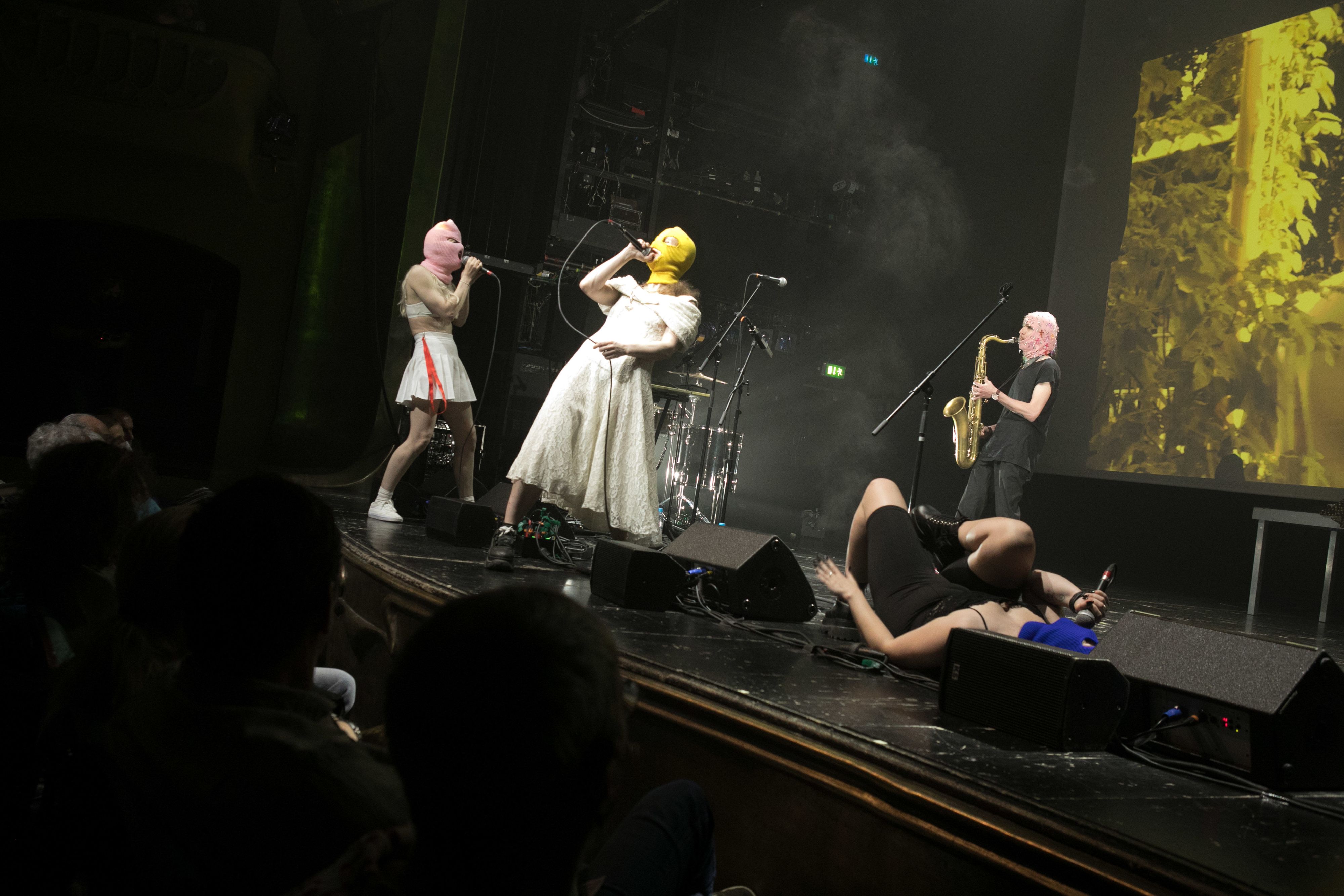 Download von www.picturedesk.com am 23.08.2022 (09:34).  Auftritt der oppositionellen Punk-Band Pussy Riot aus Russland in den Münchner Kammerspielen. - 20220517_PD23988 - Rechteinfo: Rights Managed (RM)