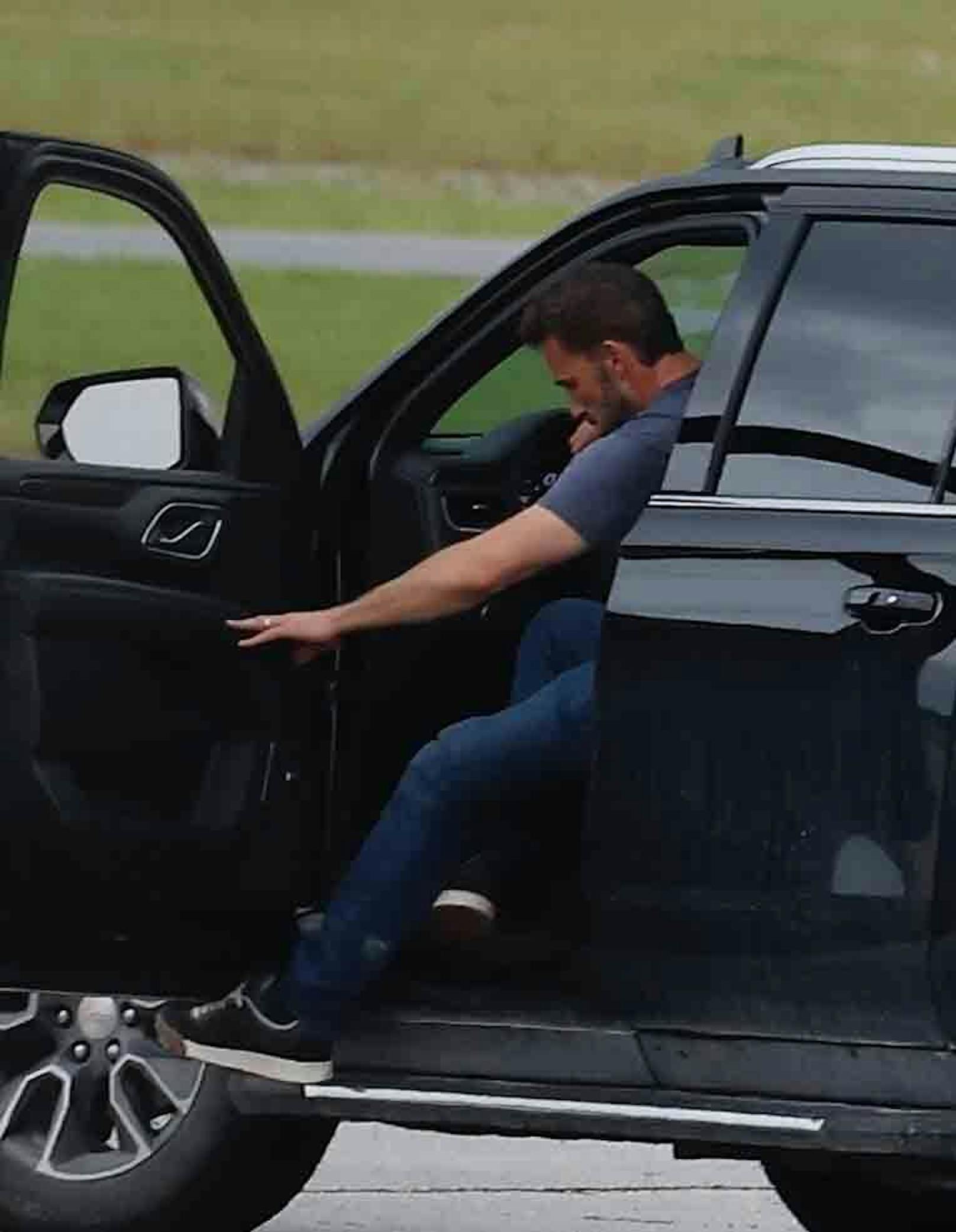 Ben Affleck wie er am Flughafen aus dem Auto steigt. J. Lo ist nicht dabei.