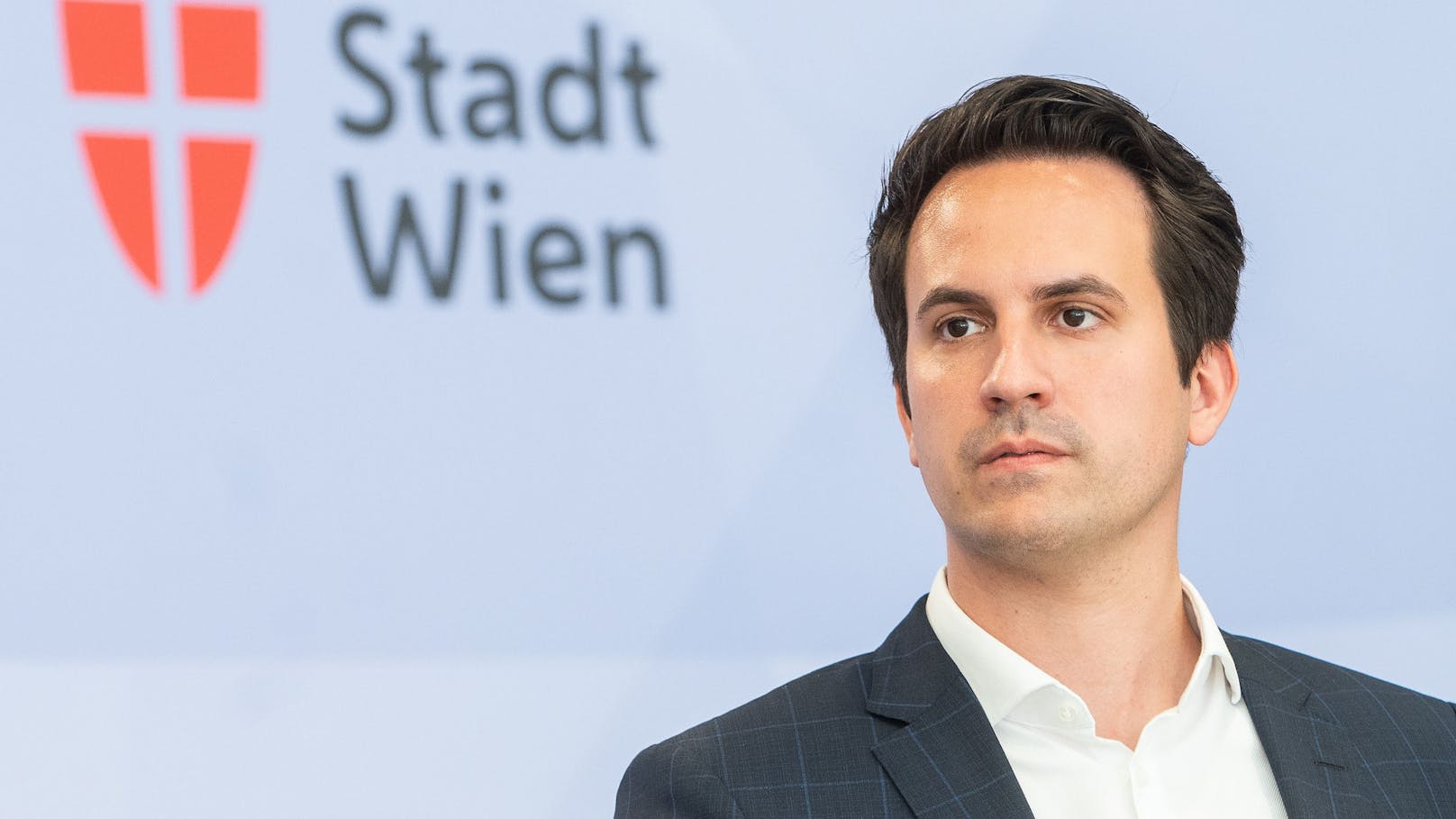 Vizebürgermeister Christoph Wiederkehr (NEOS) nennt die Vorgänge rund um die Wien Energie untragbar, dem Unternehmen mangle es an Transparenz.