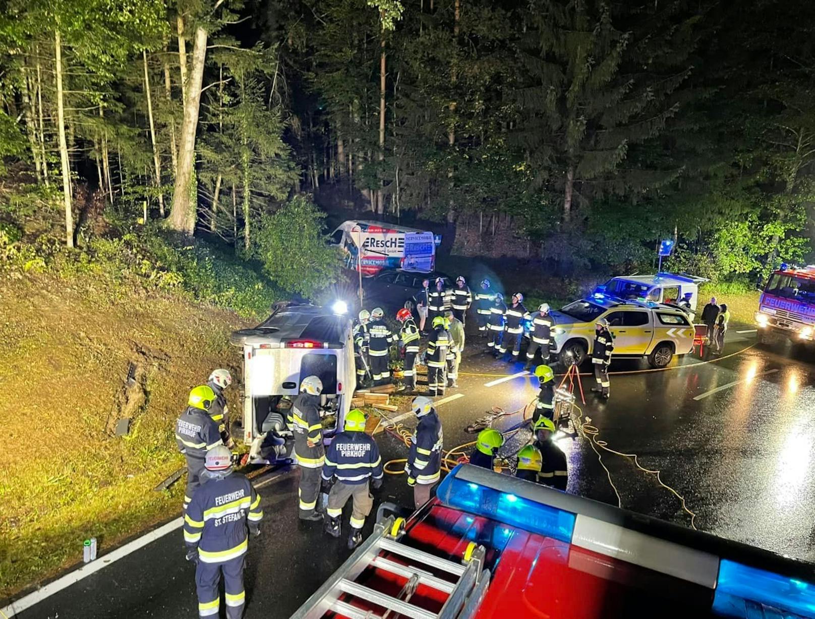 Unfall mit Kleinbus endet tödlich – mehrere Verletzte