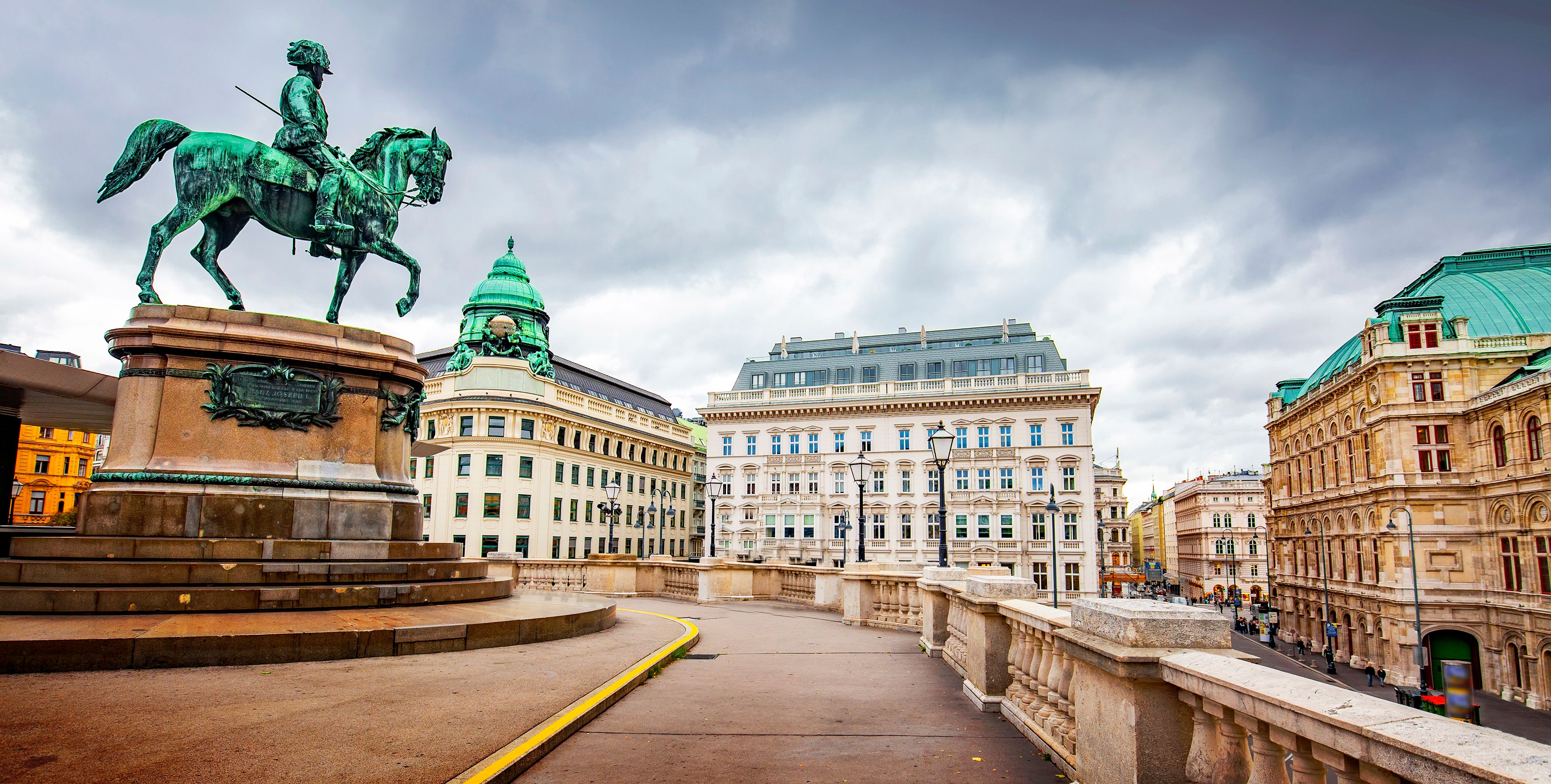 Panoramablick auf die Wiener Staatsoper und das Erzherzog-Albrecht-Denkmal vor der Albertina.