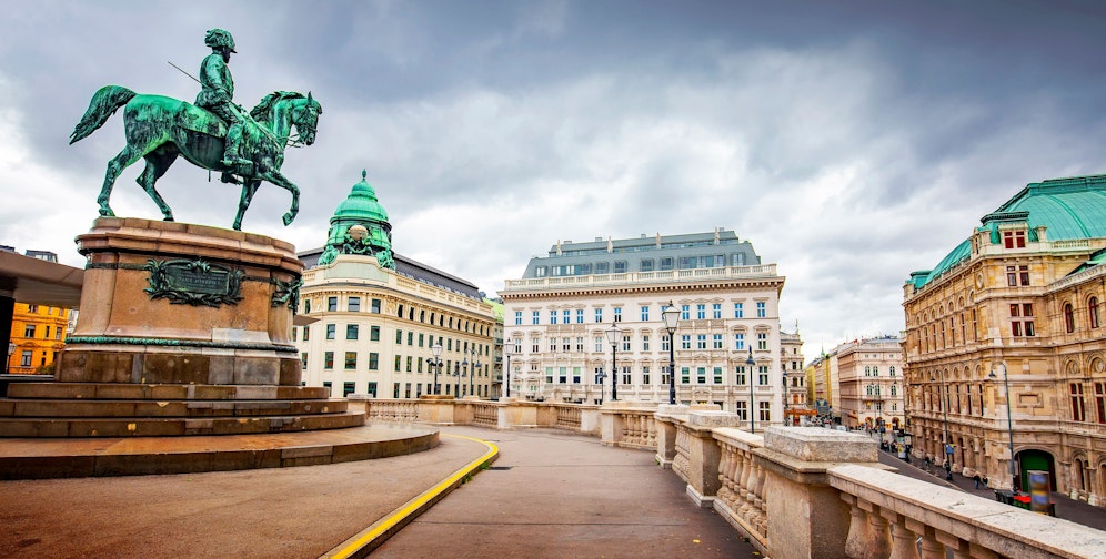 Panoramablick auf Regenwolken über der Wiener Staatsoper und dem Erzherzog-Albrecht-Denkmal.