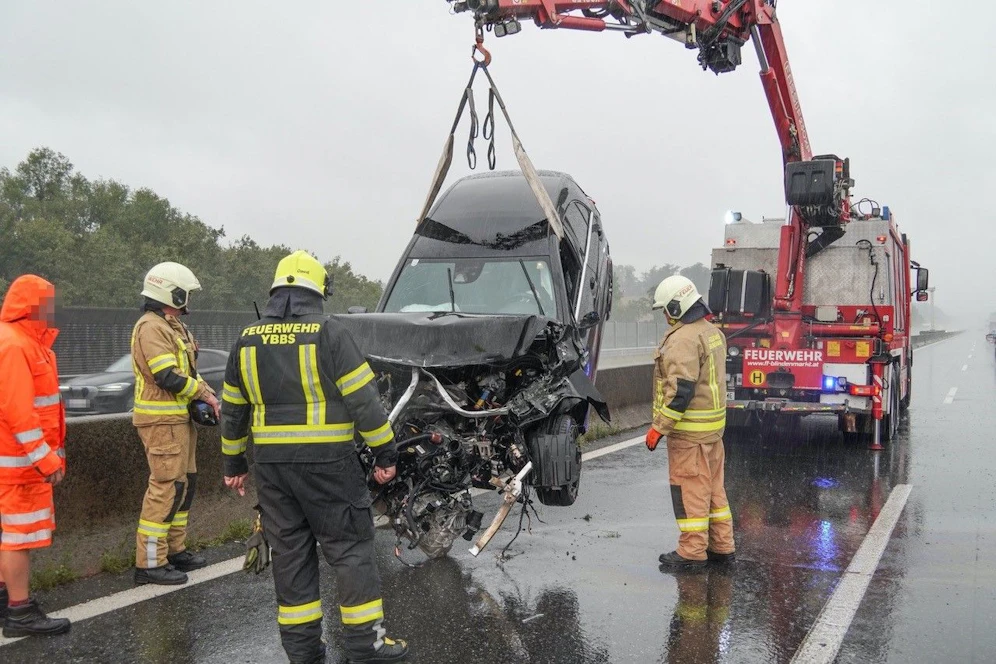 Die Einsatzkräfte auf der A1.