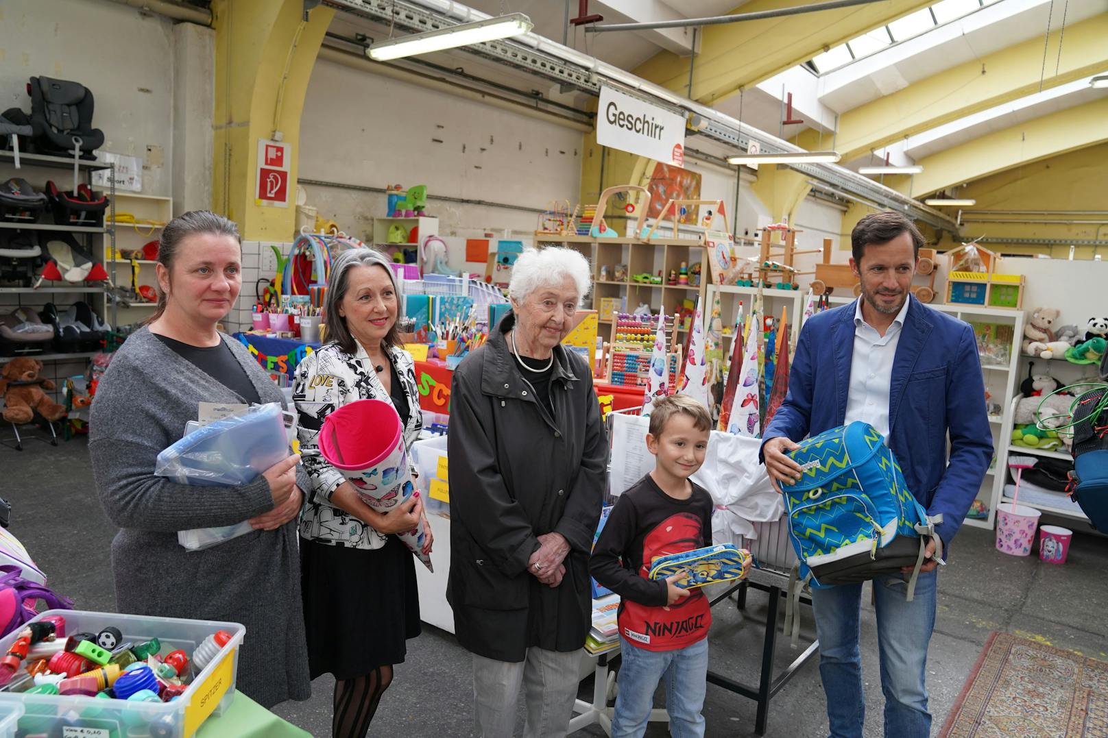 Kundin Amela, Cala-Leiterin Elisabeth Mimra, freiwillige Helferin&nbsp;Barbara Coudenhove-Kalergi, Imran (7) und Caritas Wien Chef Klaus Schwertner.