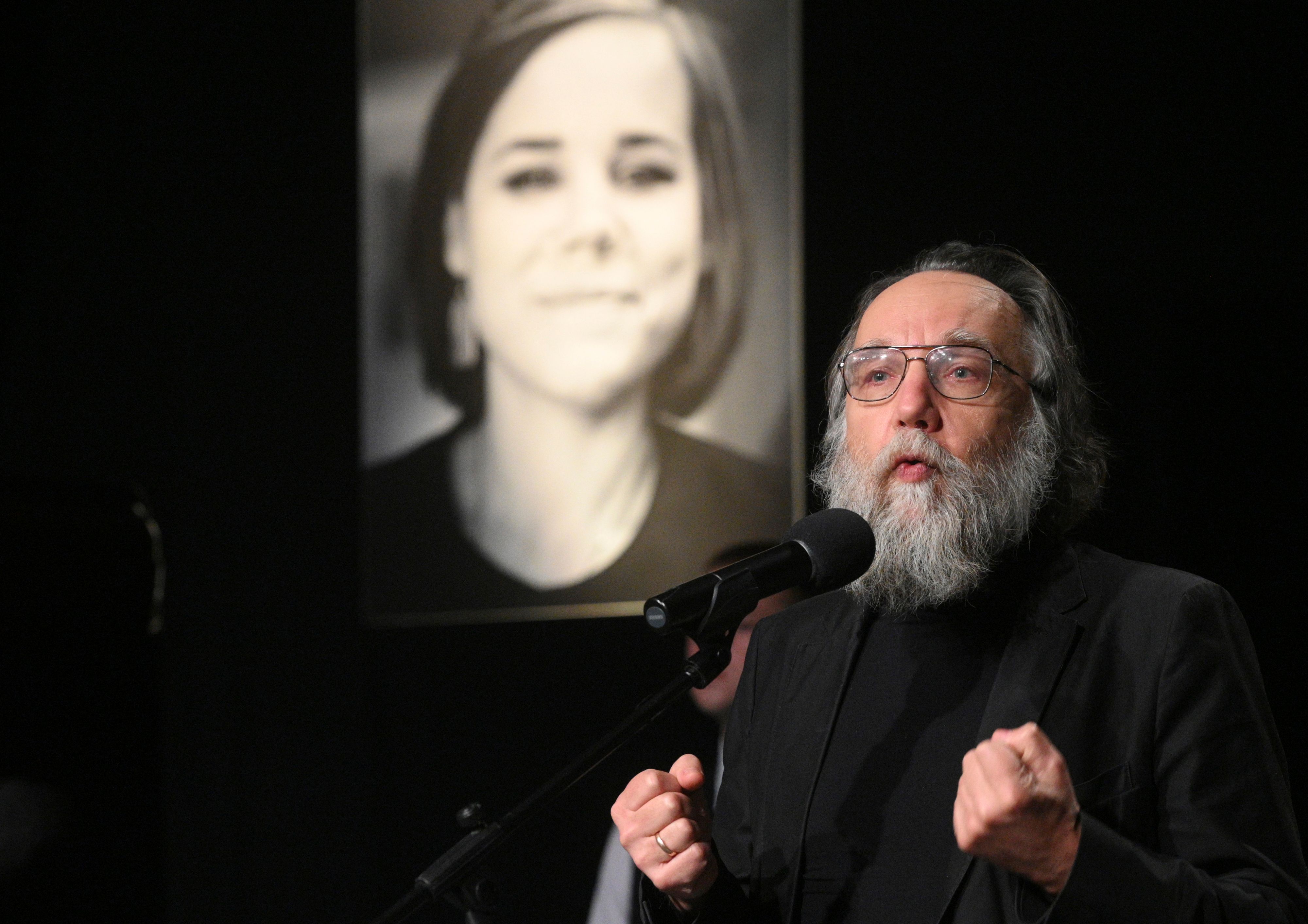 Download von www.picturedesk.com am 23.08.2022 (12:14).  Philosopher Alexander Dugin speaks during the final farewell ceremony for his daughter Daria Dugina in Moscow, Russia, Tuesday, Aug. 23, 2022. Daria Dugina, a 29-year-old commentator with a nationalist Russian TV channel, died when a remotely controlled explosive device planted in her SUV blew up on Saturday night as she was driving on the outskirts of Moscow, ripping the vehicle apart and killing her on the spot, authorities said. (AP Photo/Dmitry Serebryakov) - 20220823_PD1063 - Rechteinfo: Rights Managed (RM)