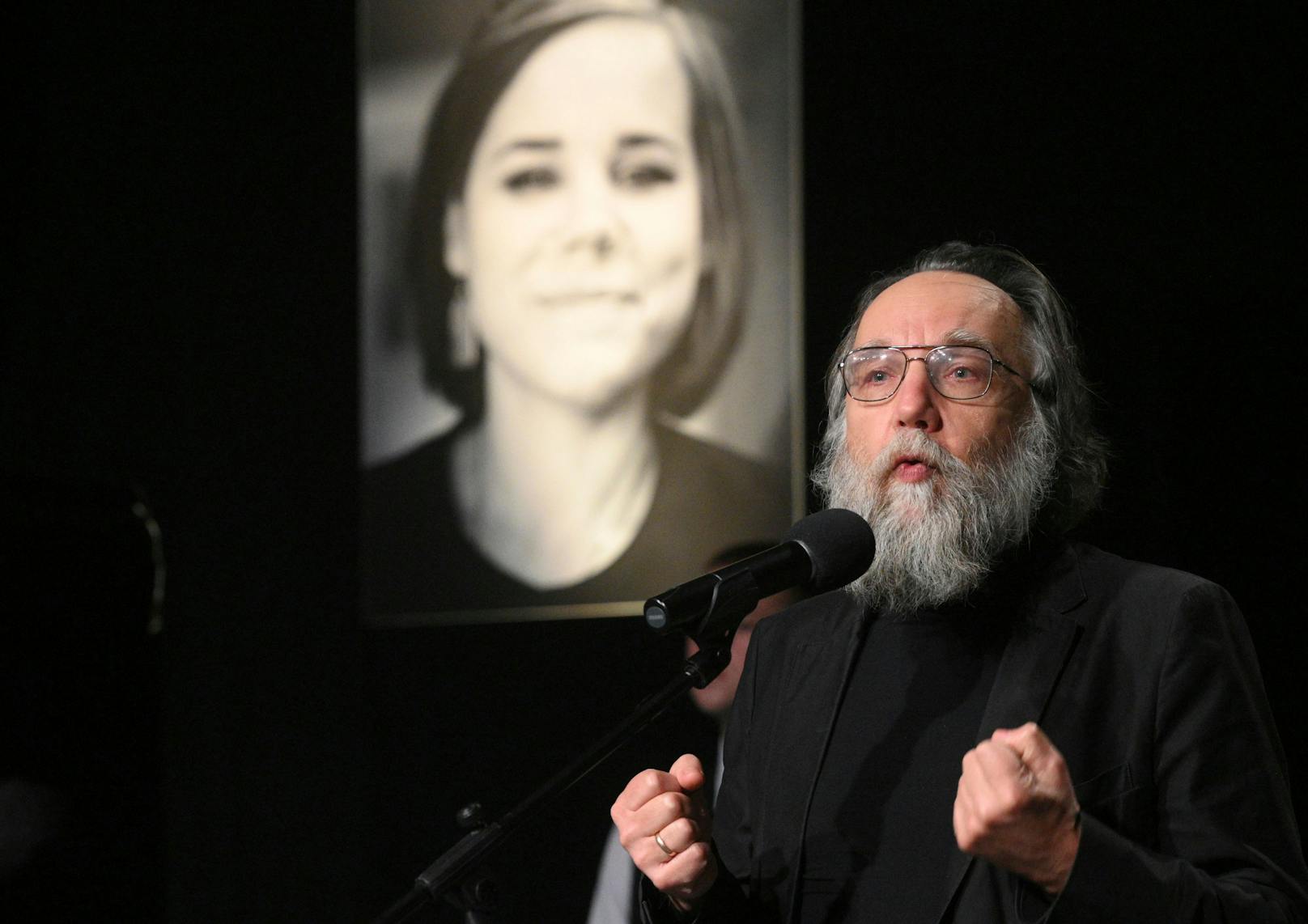 Alexander Dugin spricht während der letzten Abschiedszeremonie für seine Tochter Daria Dugina in Moskau, am Dienstag, 23. August 2022.