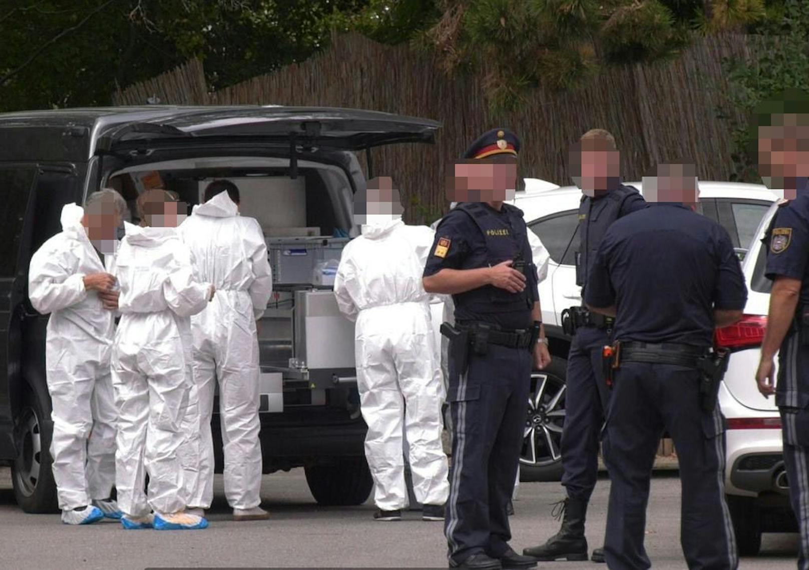 Großes Polizeiaufgebot in NÖ, Spuren werden durch die Experten der "Tatortgruppe“ des LKA gesichert.