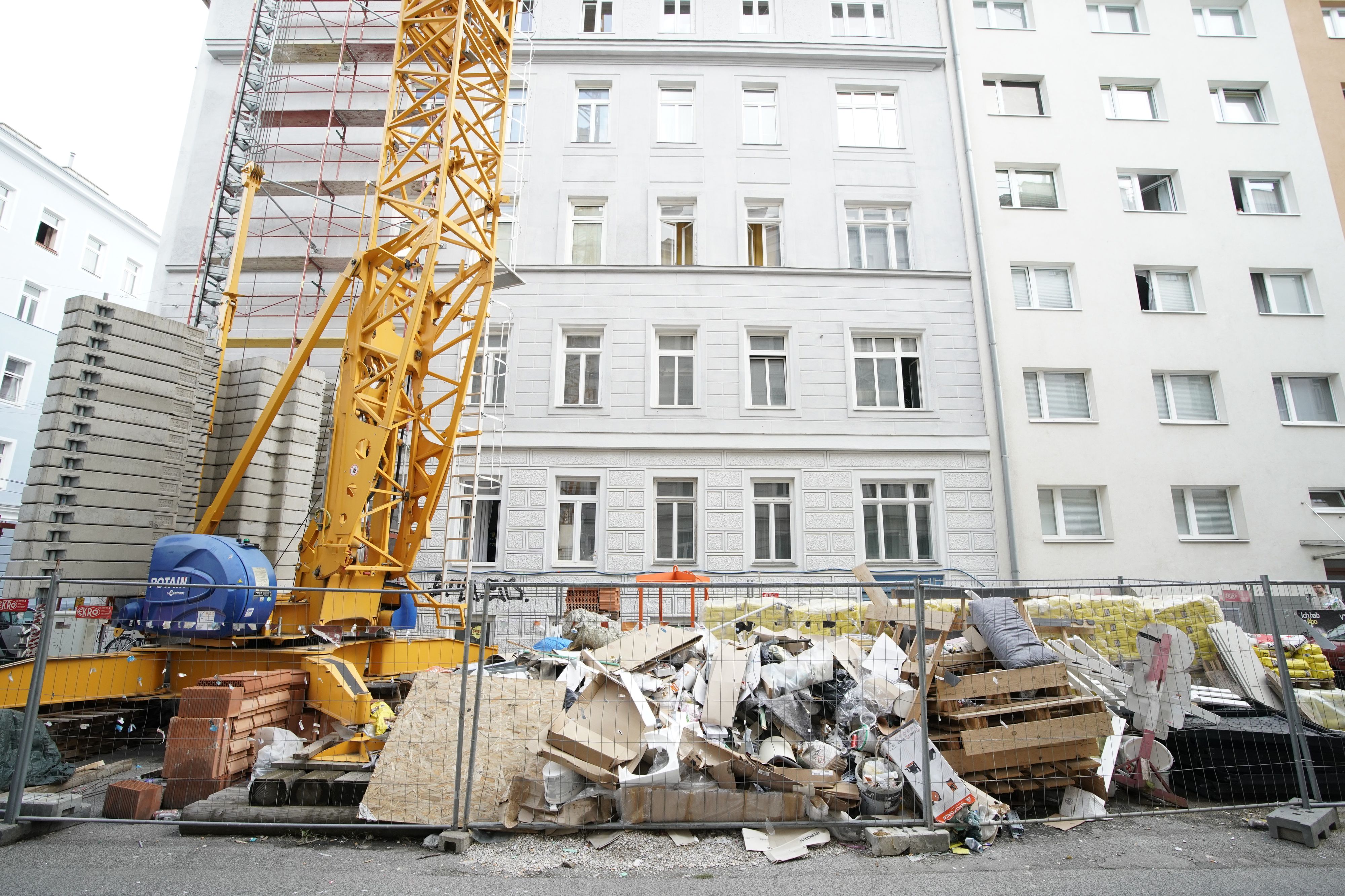 Täglich wachsender Müllberg an der Angeligasse Ecke Knöllgasse (Favoriten) lockt das Ungeziefer an