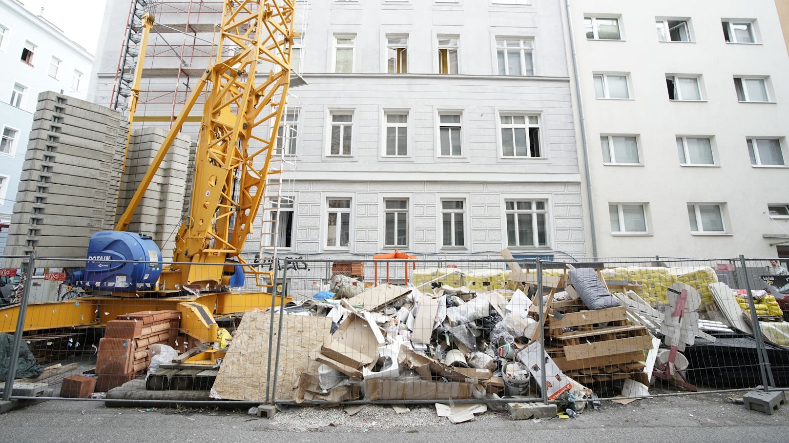 Täglich wachsender Müllberg an der Angeligasse Ecke Knöllgasse (Favoriten) lockt das Ungeziefer an