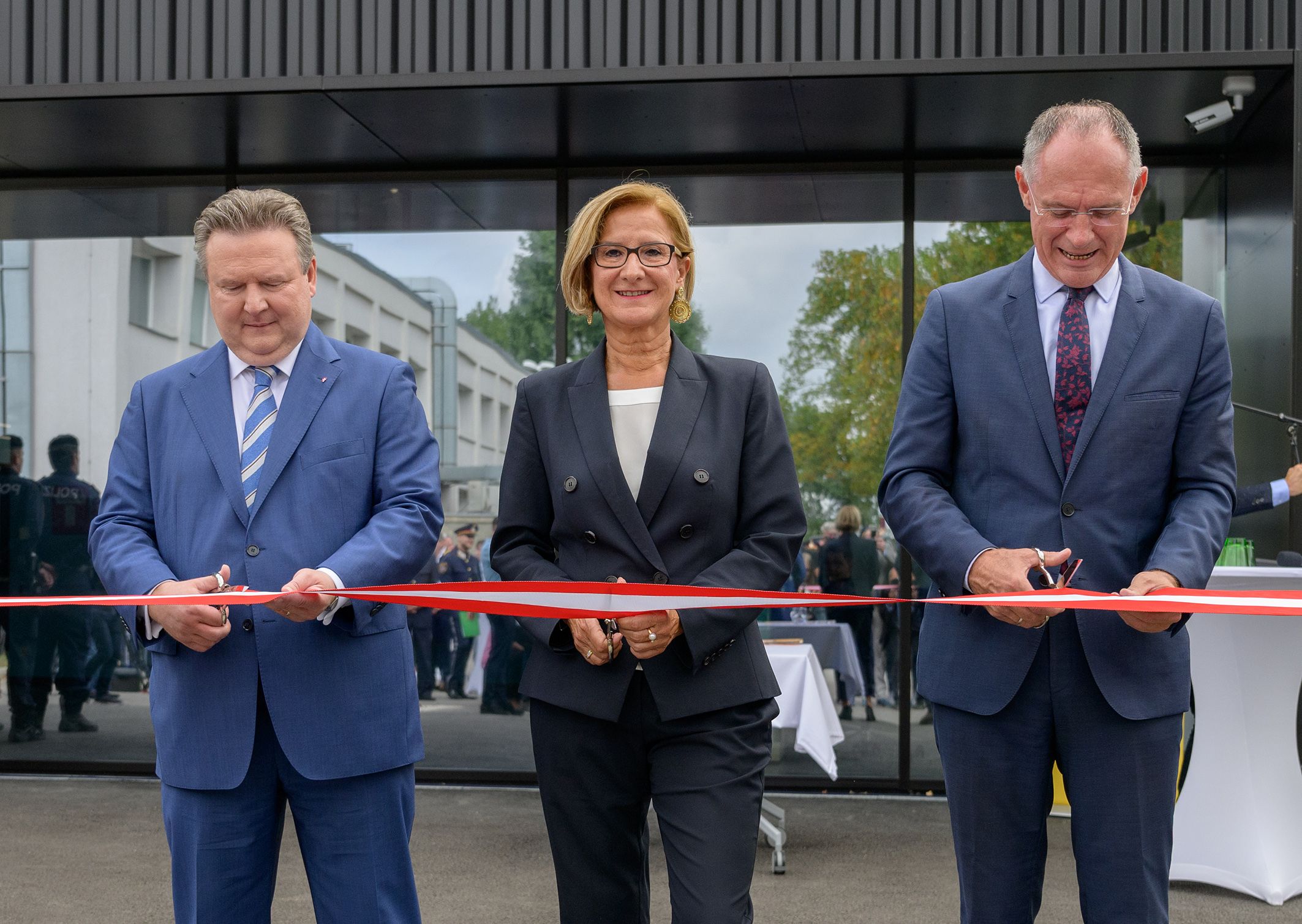 Ludwig (li.), Mikl-Leitner und Karner (re.) beim symbolischen Durchschneiden des Bandes.