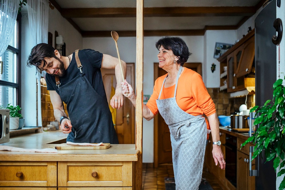Der Spaß kommt bei Mama und Sohn in der Küche nicht zu kurz 