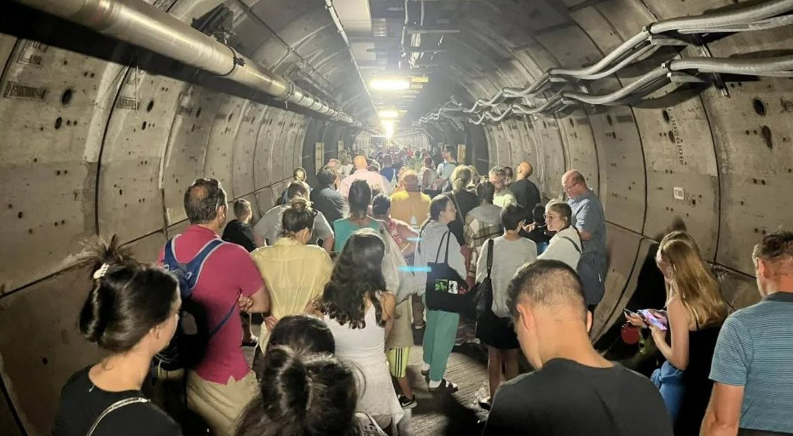 Hunderte Fahrgäste stundenlang in Tunnel eingesperrt