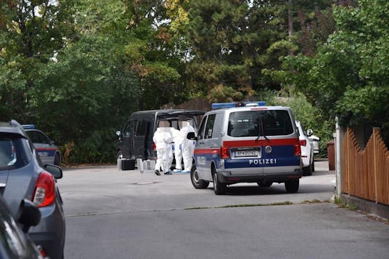 Großes Polizeiaufgebot in Oberwaltersdorf, Spuren wurden durch die Experten der "Tatortgruppe“ des LKA gesichert.