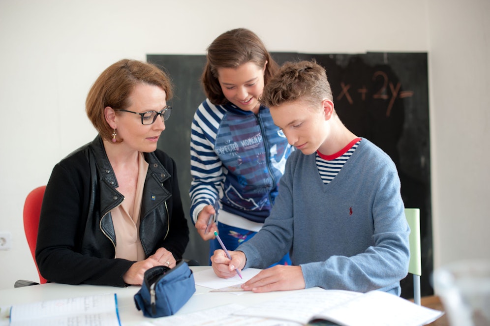 Bildungslandesrätin Christiane Teschl-Hofmeister freut sich über den Erfolg des „Blau-Gelben Schulstartgeldes“.