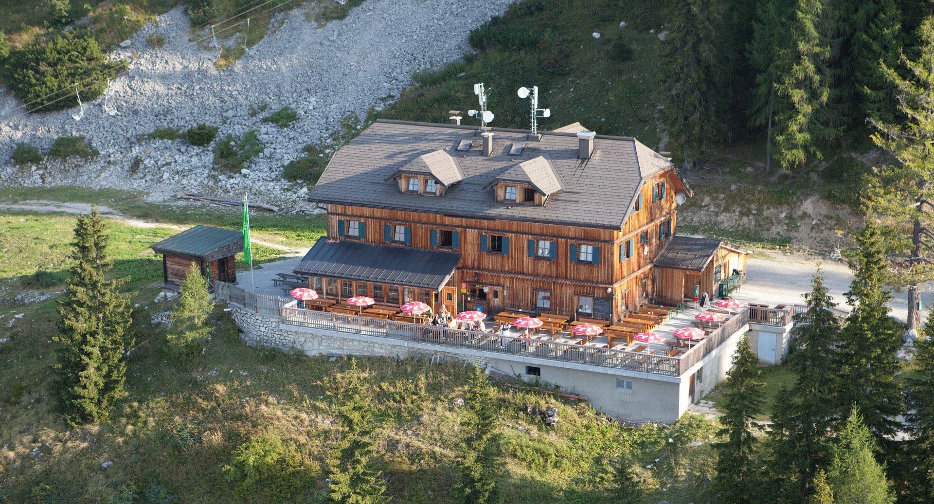 Ein Unbekannter machte aus Protest gegen einen Schließtag sein großes Geschäft vor der Blaa-Alm.
