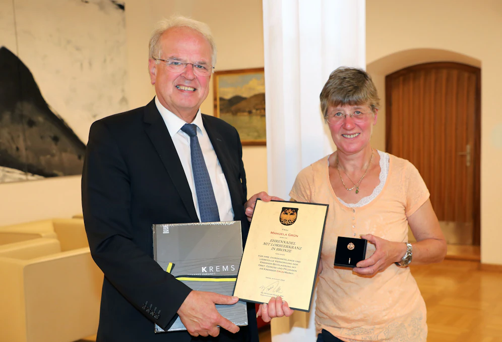 Bürgermeister Resch übergab Grün die Nadel